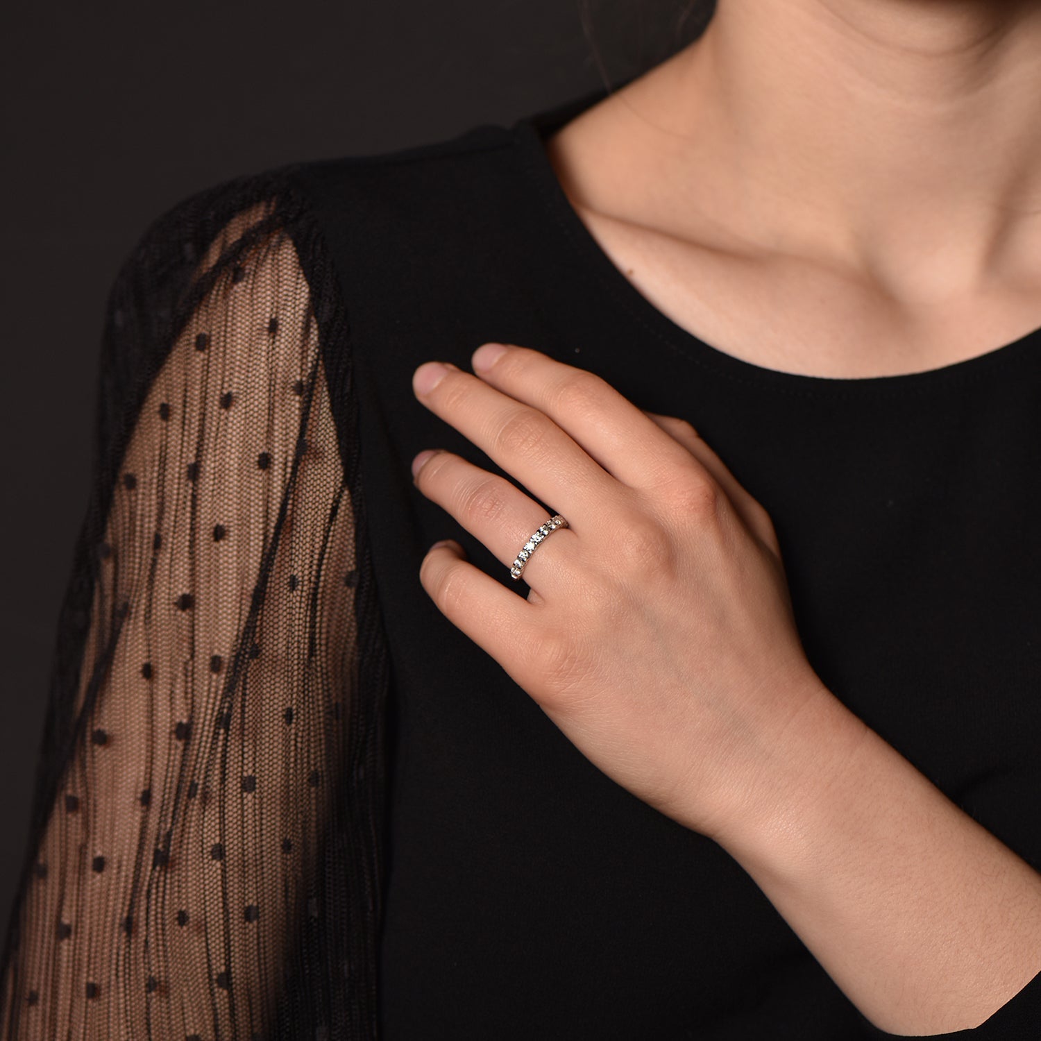 The Crowned Lady - or blanc 18k – Alliances AGUAdeORO et bagues en or 18k – porté en situation