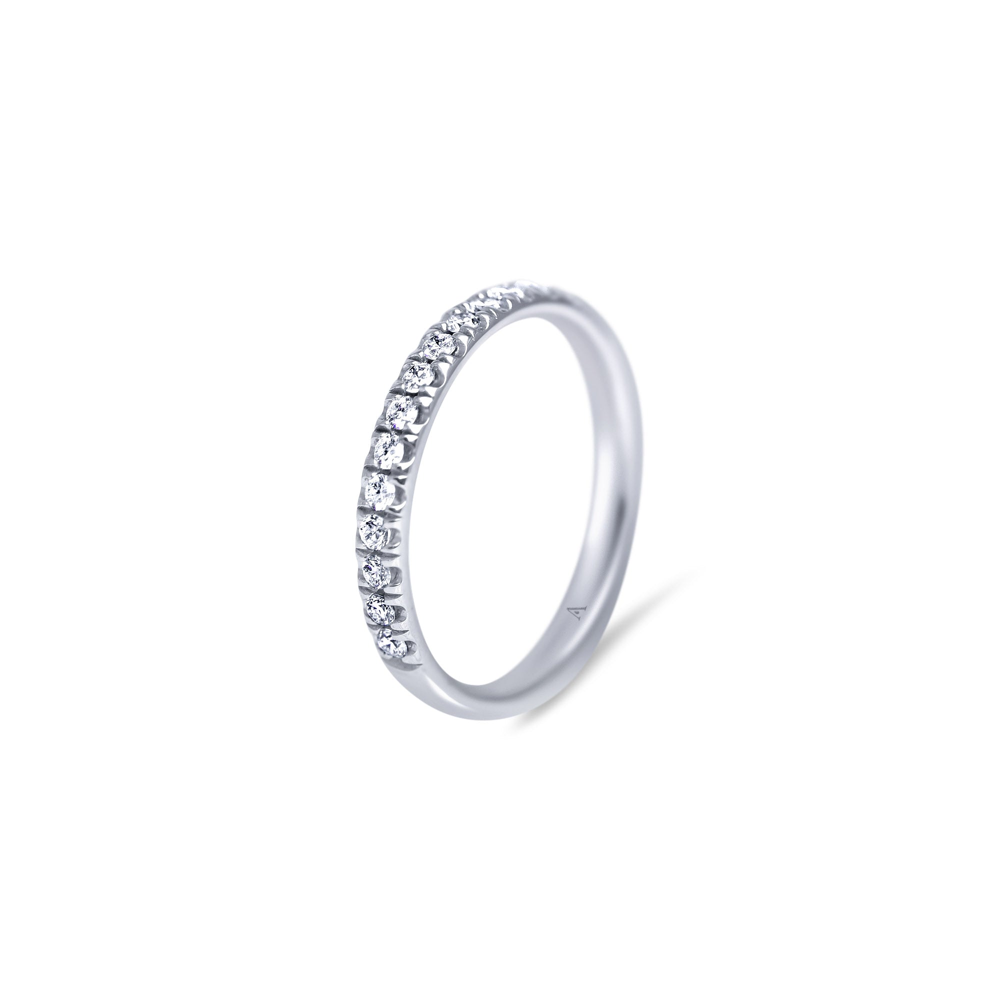 Thousand Reasons - or blanc 18k – Alliances AGUAdeORO et bagues en or 18k – porté de face