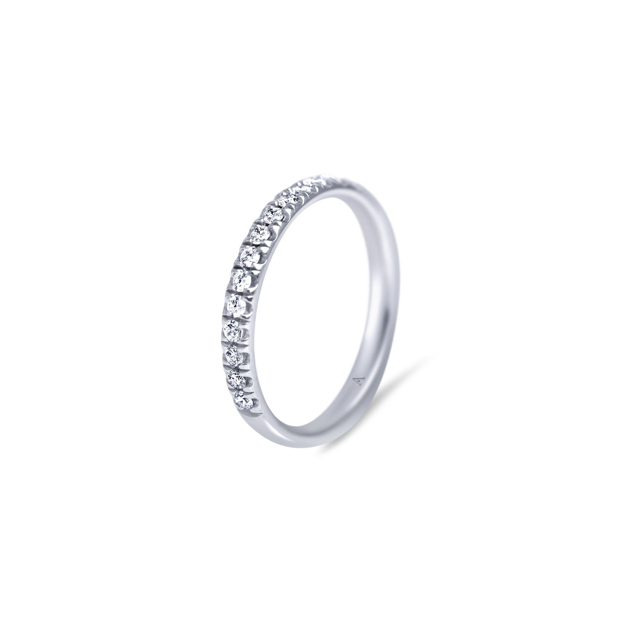 Thousand Reasons - platine 950 – Alliances AGUAdeORO et bagues en or 18k – porté de face