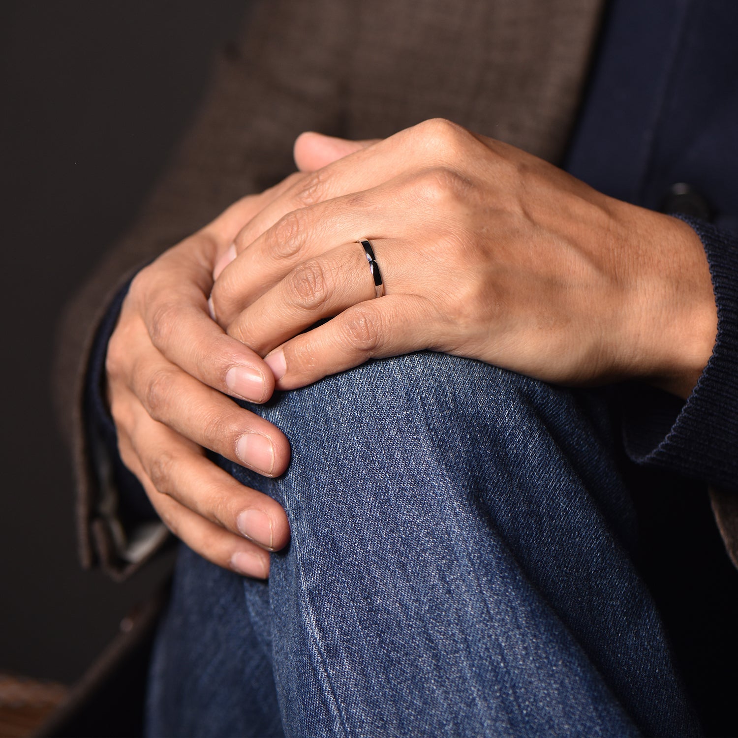The Five Petals Shape - or blanc 18k – Alliances en or 18k – porté de face