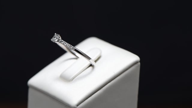 The Fancy V-shape 0.15 carats - or blanc 18k – Solitaire en or 18k – détail porté