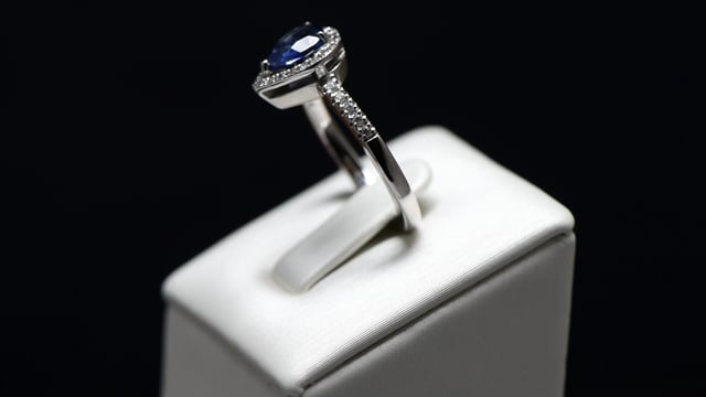 The Blue Joy 0.50 carats - or blanc 18k – Solitaire en or 18k – détail porté