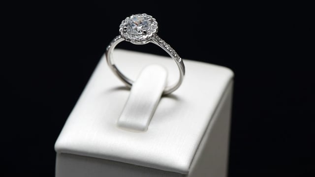 The fancy Flowering Lady 0.75 carats - or blanc 18k – Solitaire en or 18k – vue de profil