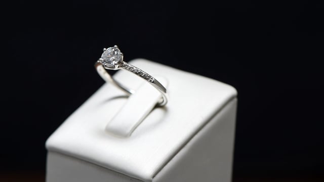 Miss Queen of the queens - 0.50 carat - or jaune 18k – Solitaire en or 18k – détail porté