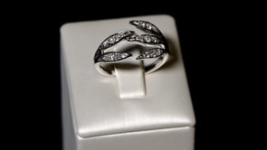 The Little White Leaves - or blanc 18k – Bague en or 18k – détail porté