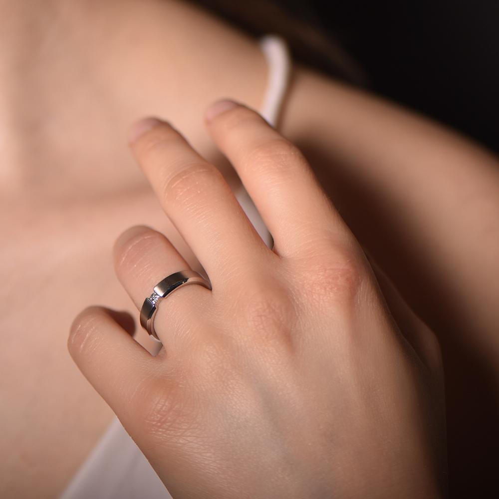 The Fancy Bevelled edges - or rouge 18k – Alliances en or 18k – porté en situation