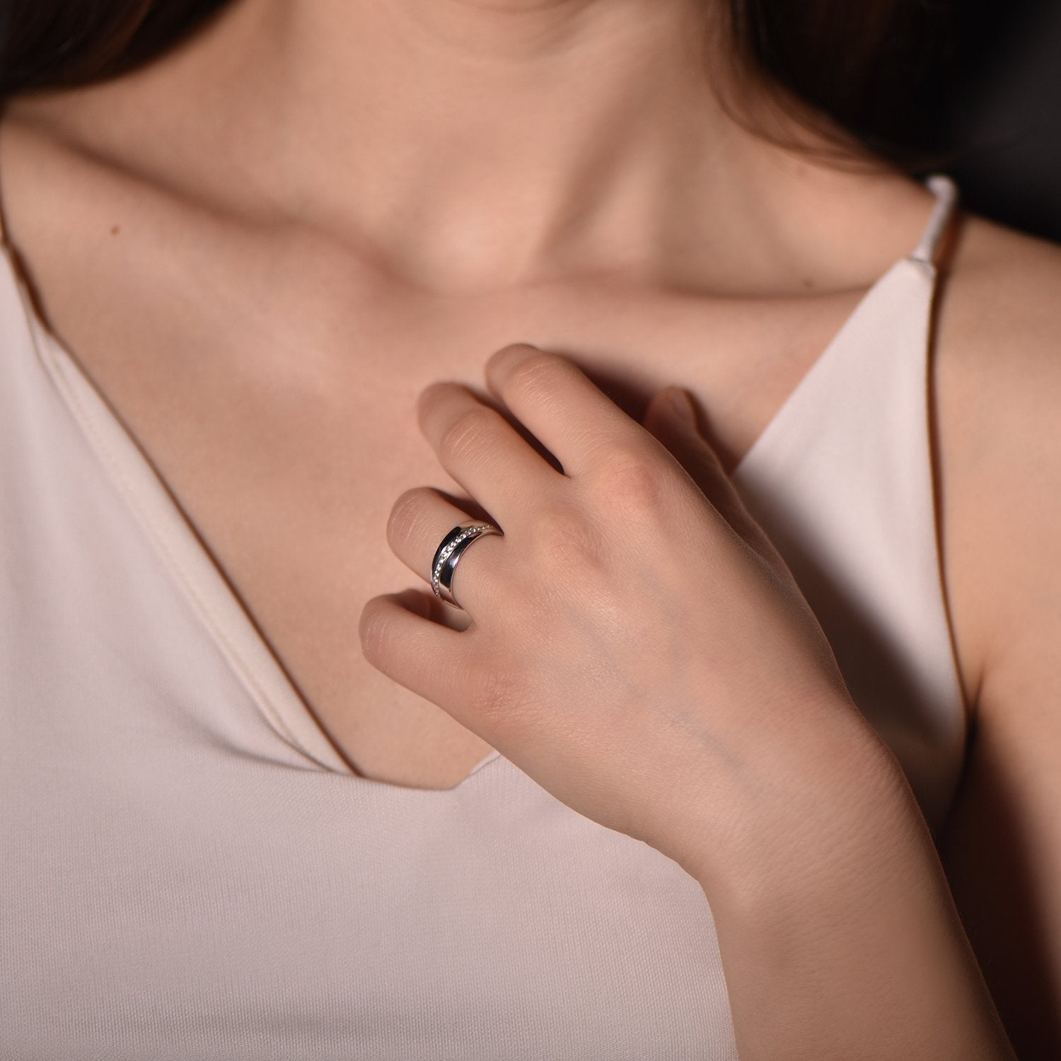 The Infinite Love Timeline - or jaune 18k – Alliances AGUAdeORO en or 18k – porté en situation