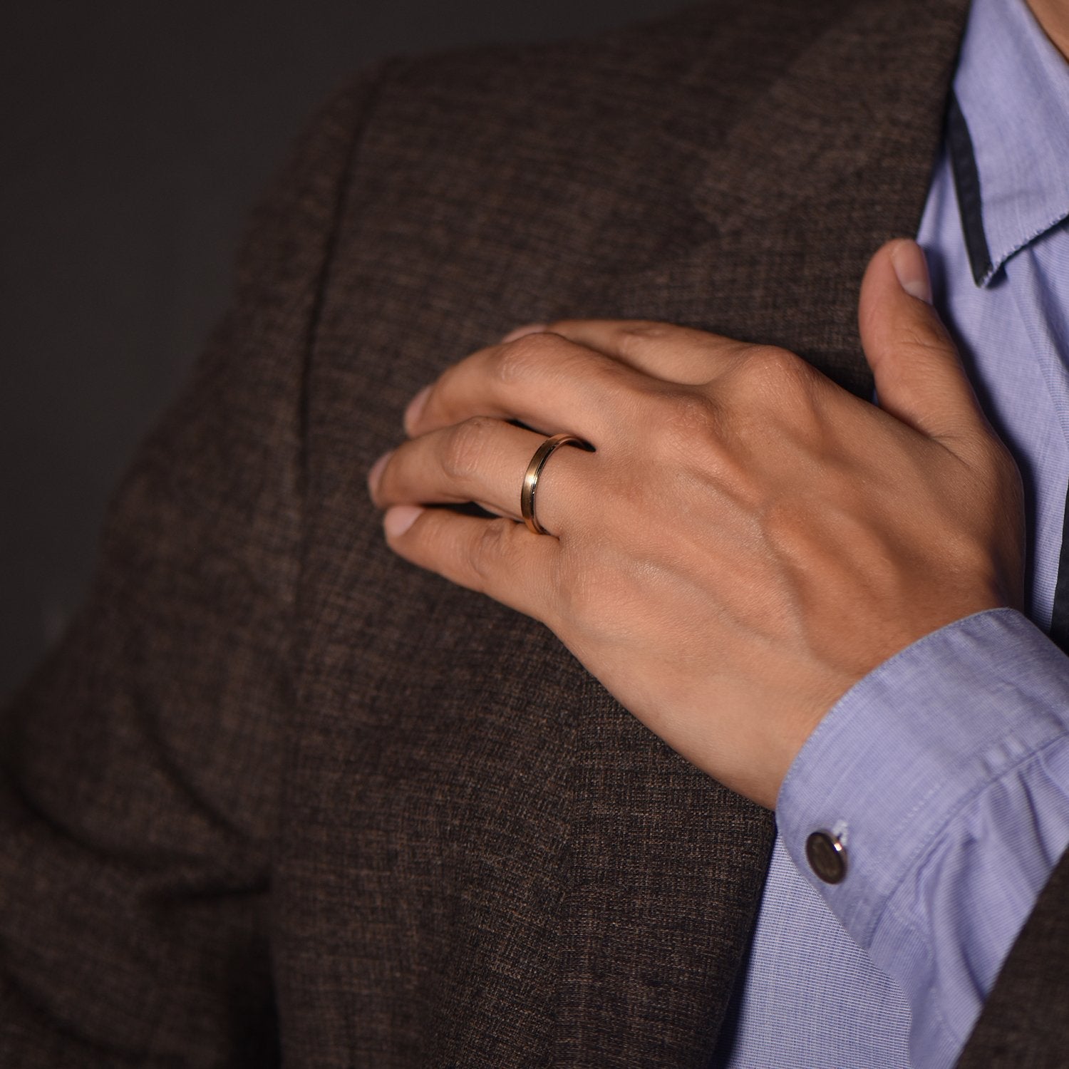 The Up and Down Band - or rouge et or blanc 18k – Alliances AGUAdeORO en or 18k – porté en situation