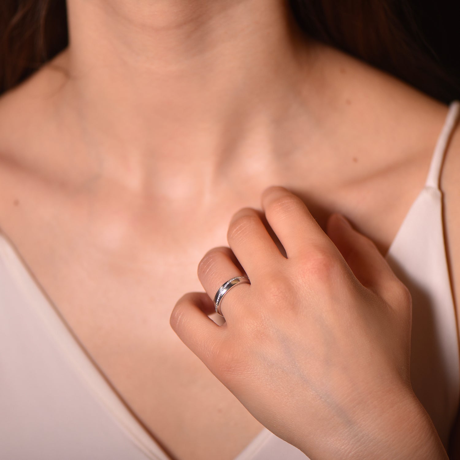 The Infinity Stream of Love - or rouge 18k – Alliances AGUAdeORO en or 18k – porté en situation