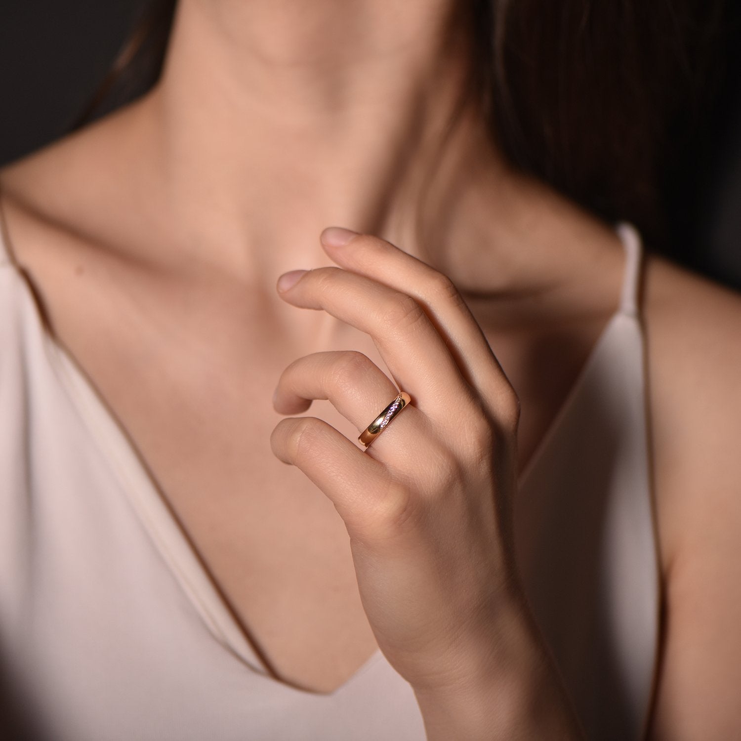 The Fancy Shooting Star - Gelbgold 18k – Trauring AGUAdeORO Gold 18k – Getragen Ansicht