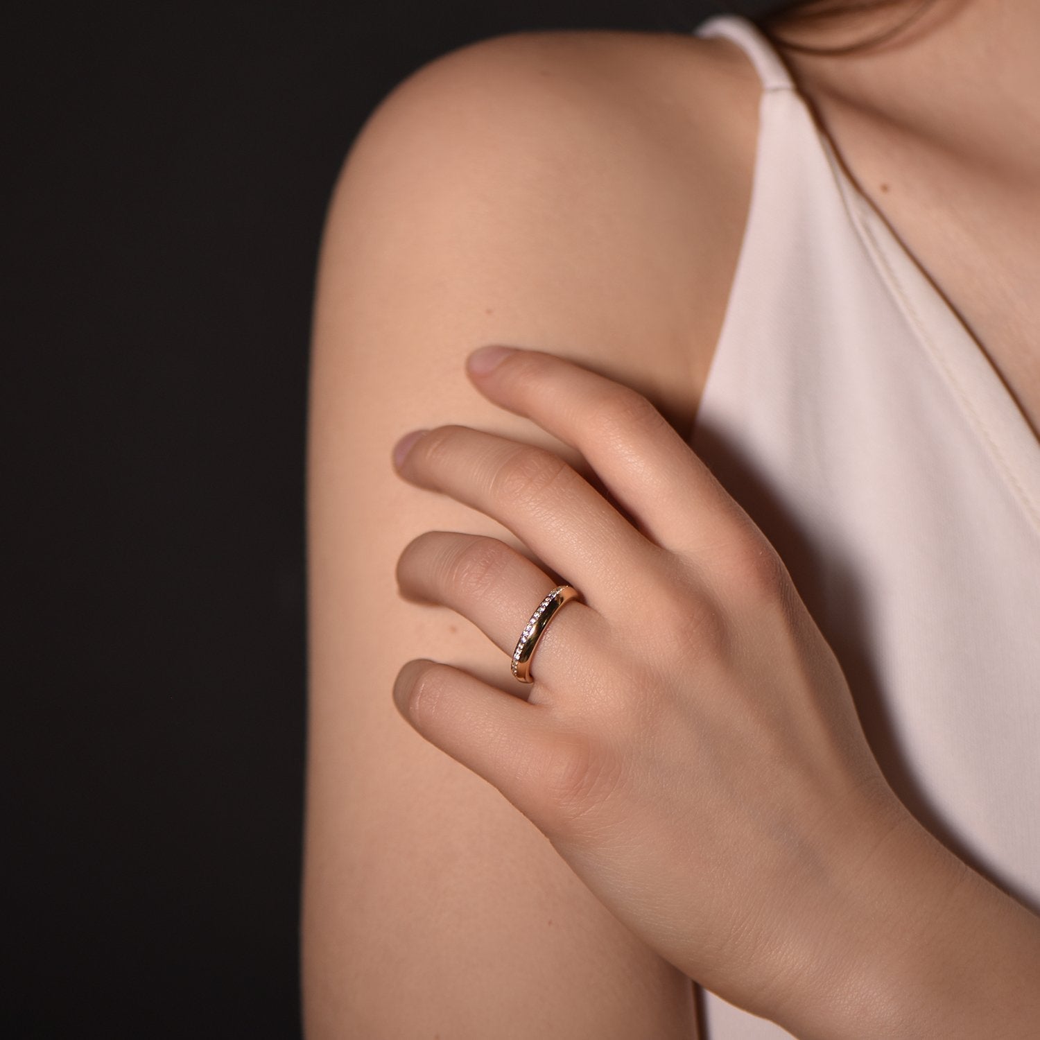 The Infinity Floral Wreath - or rouge 18k – Alliances AGUAdeORO en or 18k – porté en situation