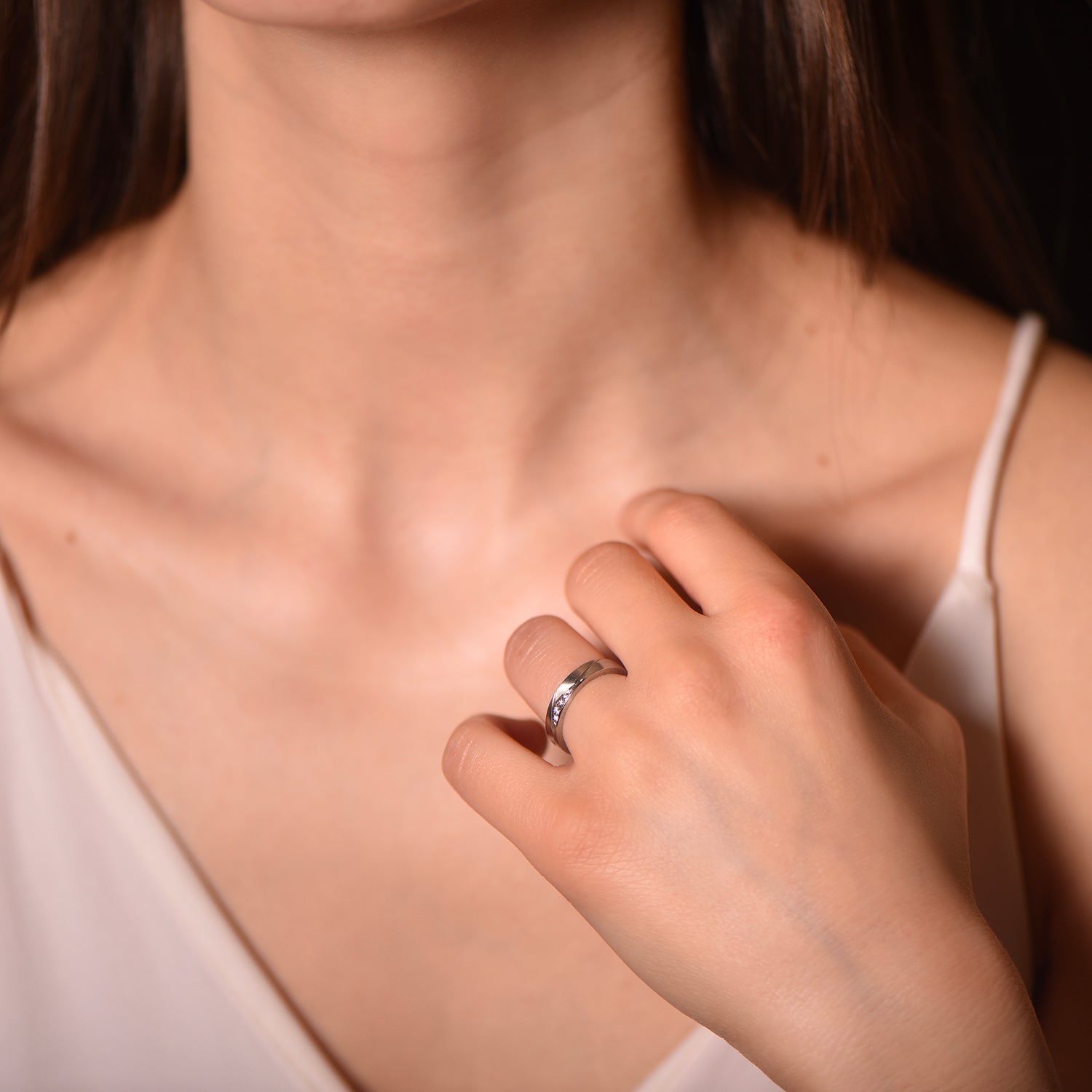 The Fancy Origami Effect - or blanc 18k – Alliances en or 18k – porté en situation