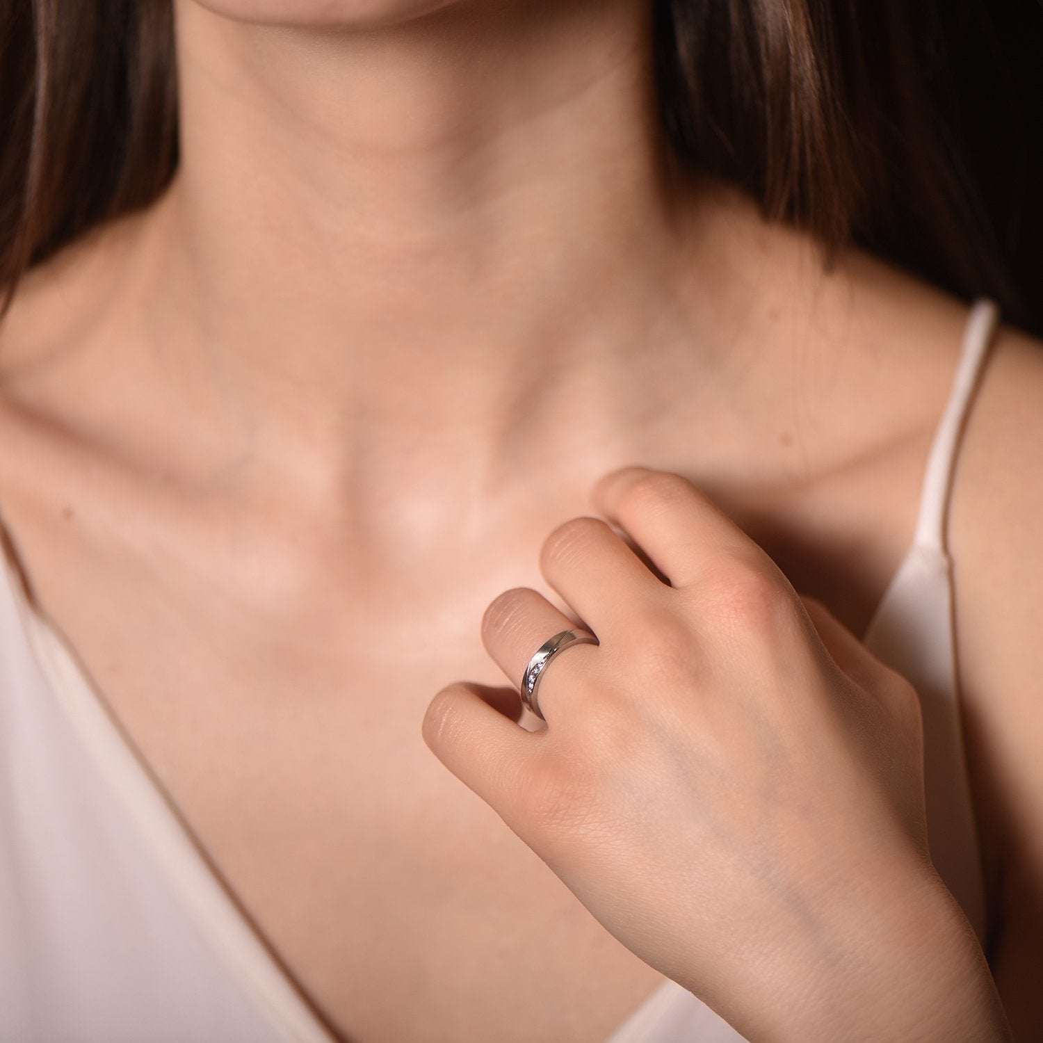 The Fancy Origami Effect - or rouge 18k – Alliances en or 18k – porté en situation