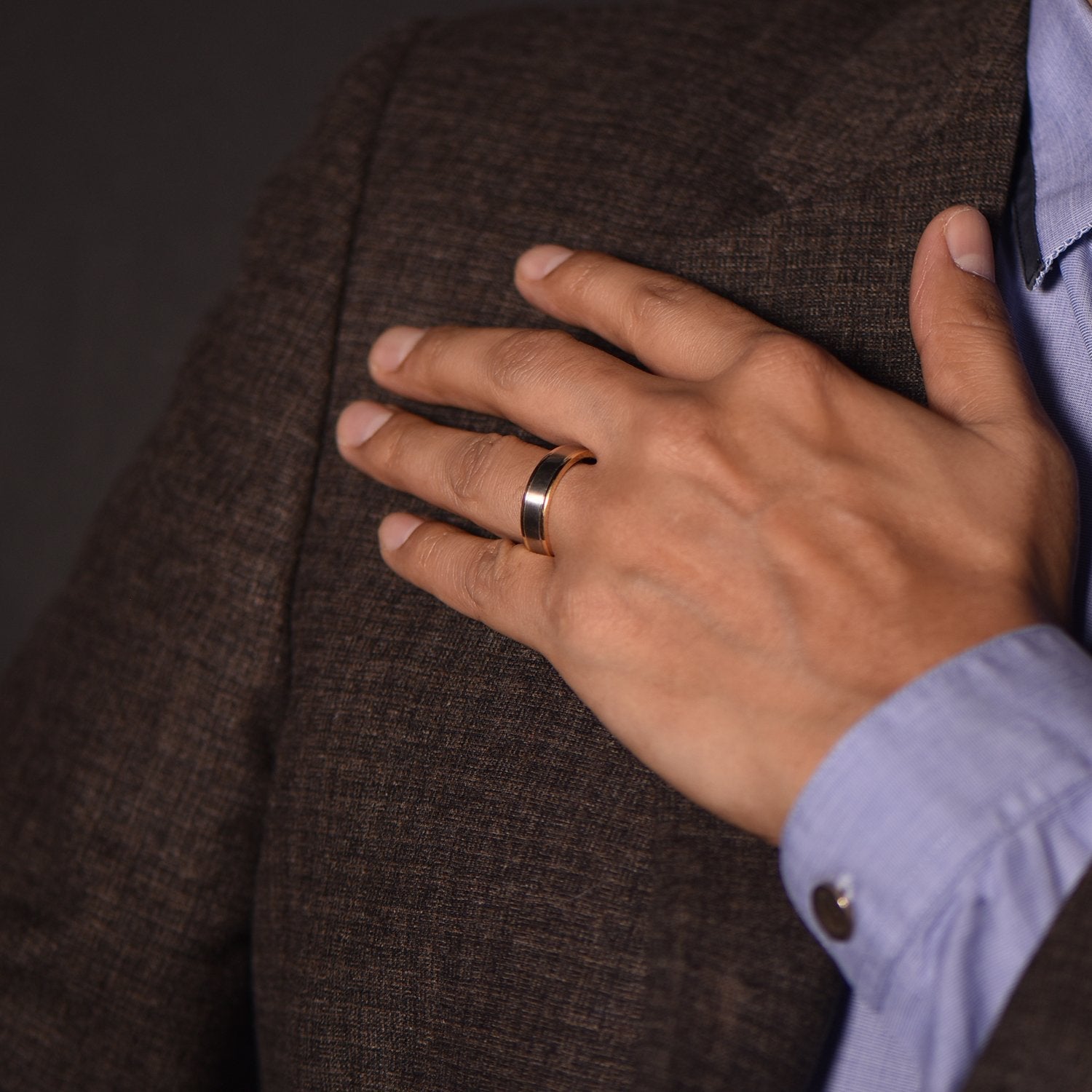 The Three Words - or blanc et or jaune 18k – Alliances en or 18k – porté en situation