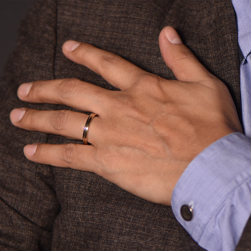 The Union of Two Souls - or blanc 18k – Alliances en or 18k – porté en situation