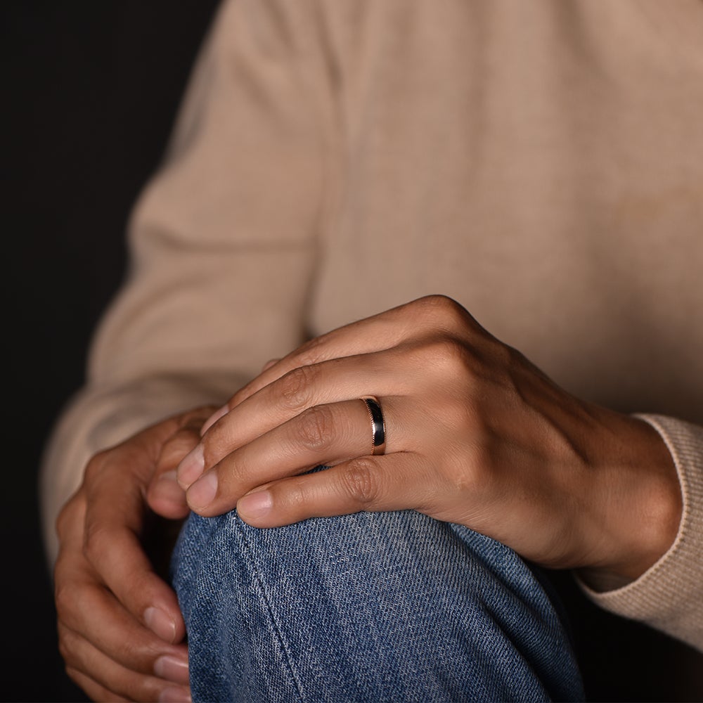 The Bicolor Thousand - Weissgold 18k und Platin 950 – Trauring AGUAdeORO Gold 18k – Getragen Ansicht