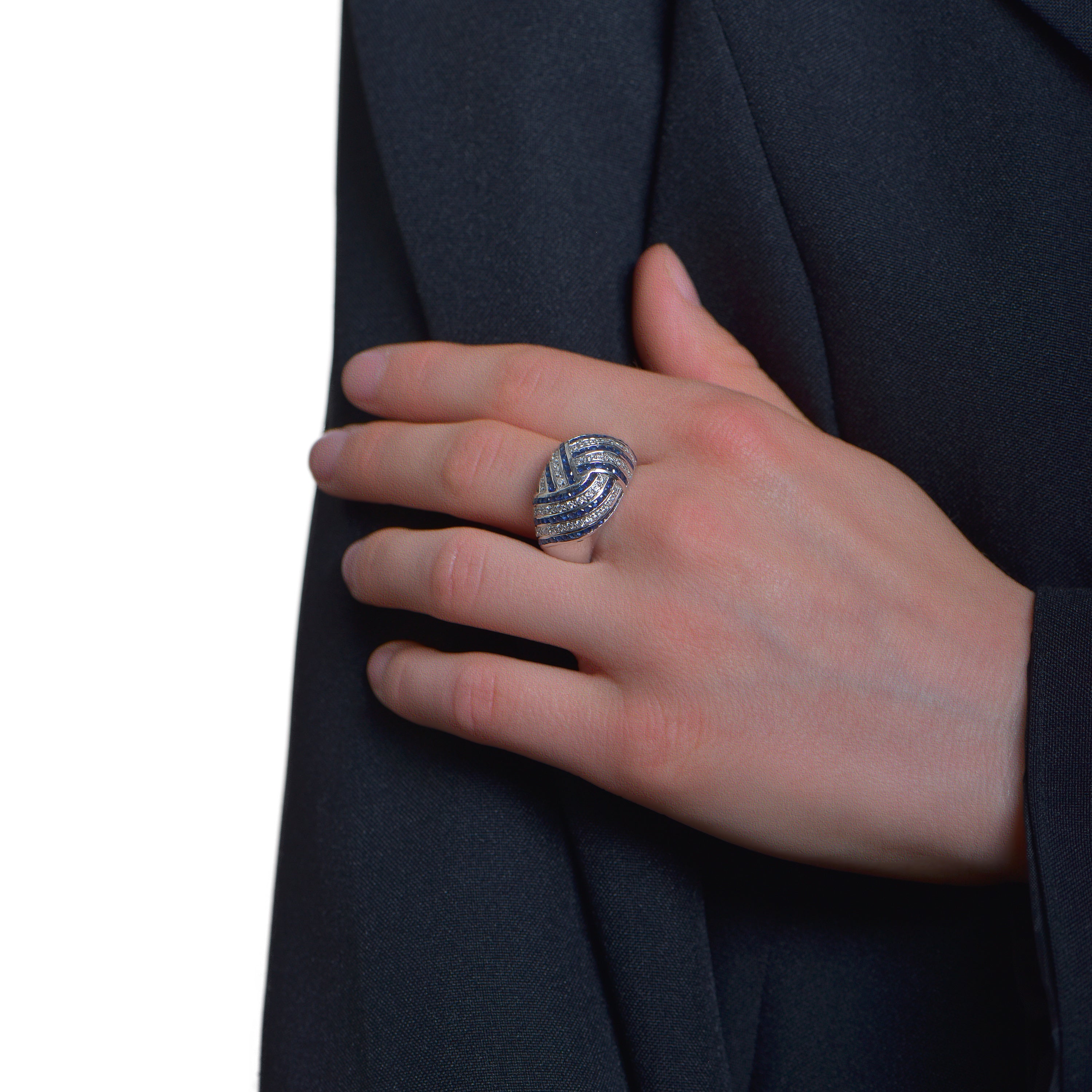 The Blueberry Cupcake - or blanc 18k – Bague en or 18k – porté de face