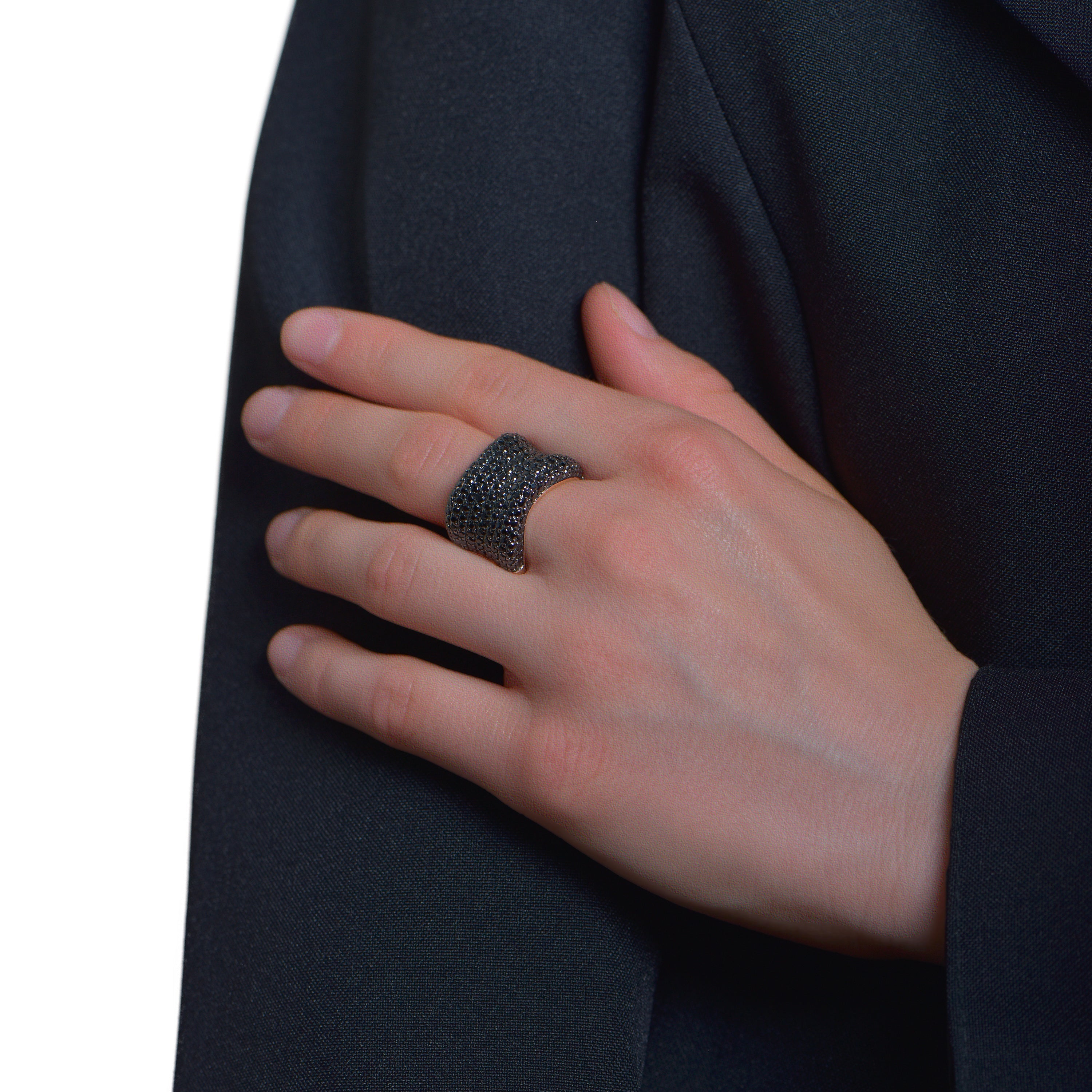 The Onyx Lady - or rouge 18k – Bague en or 18k – porté en situation