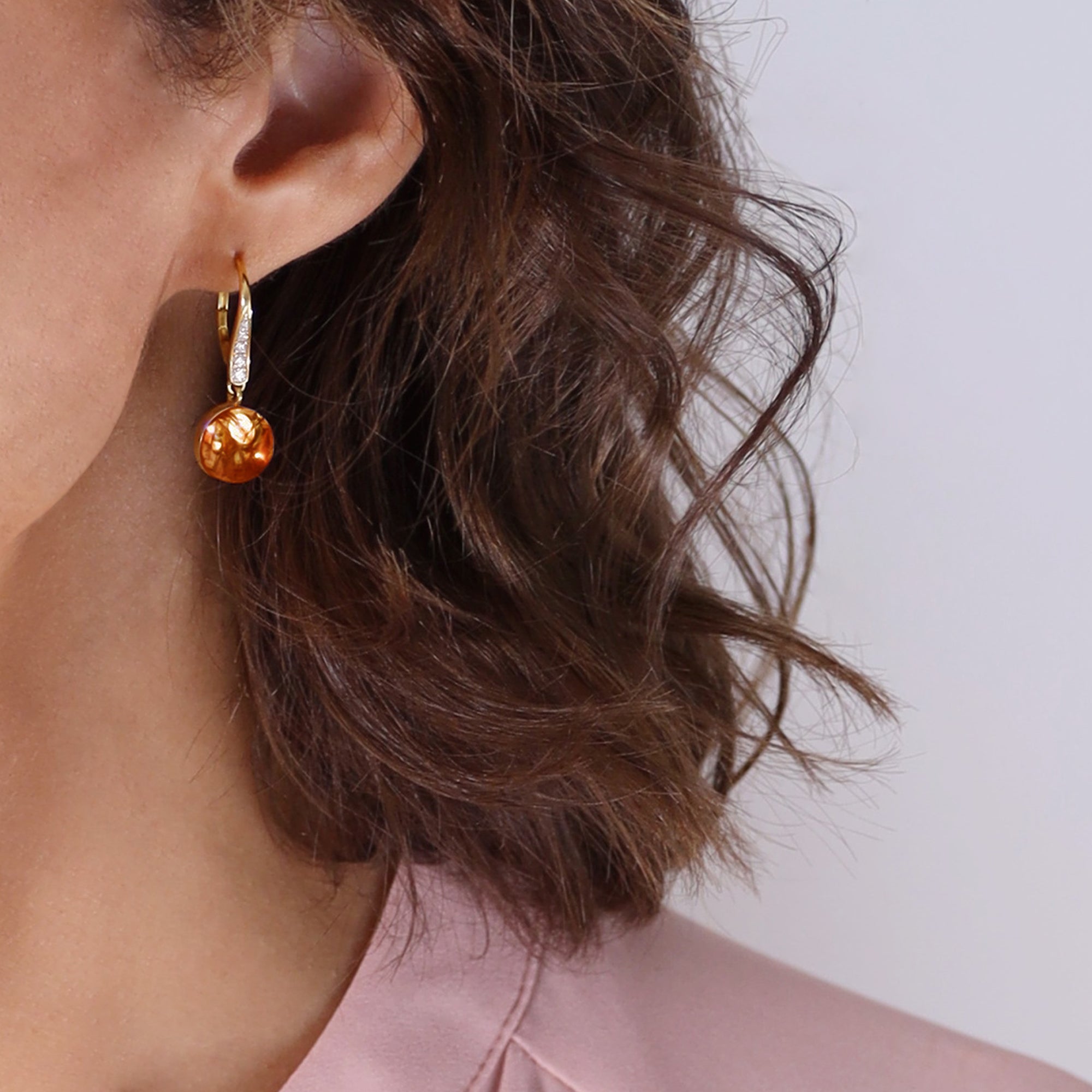 LA LA LA Orange - Round - or jaune 18k – Boucle d'oreilles en or 18k – porté de face