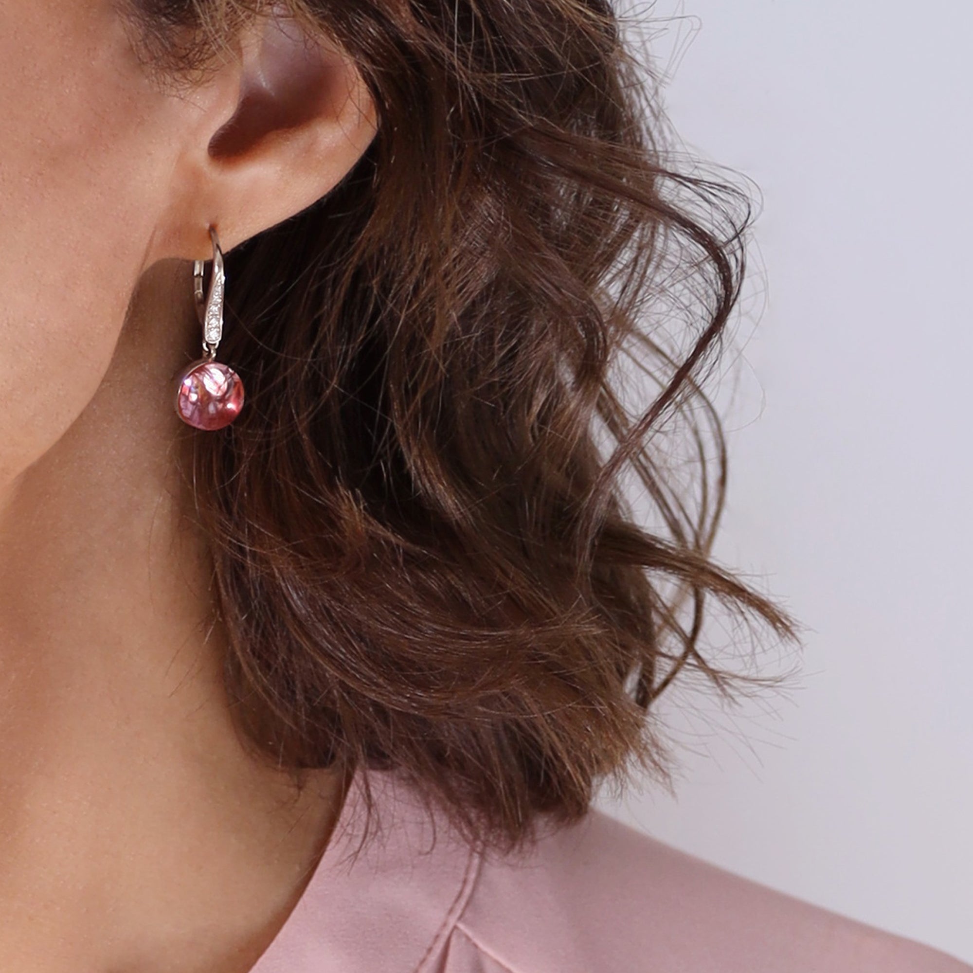 LA LA LA Pink - Round - or blanc 18k – Boucle d'oreilles en or 18k – porté de face