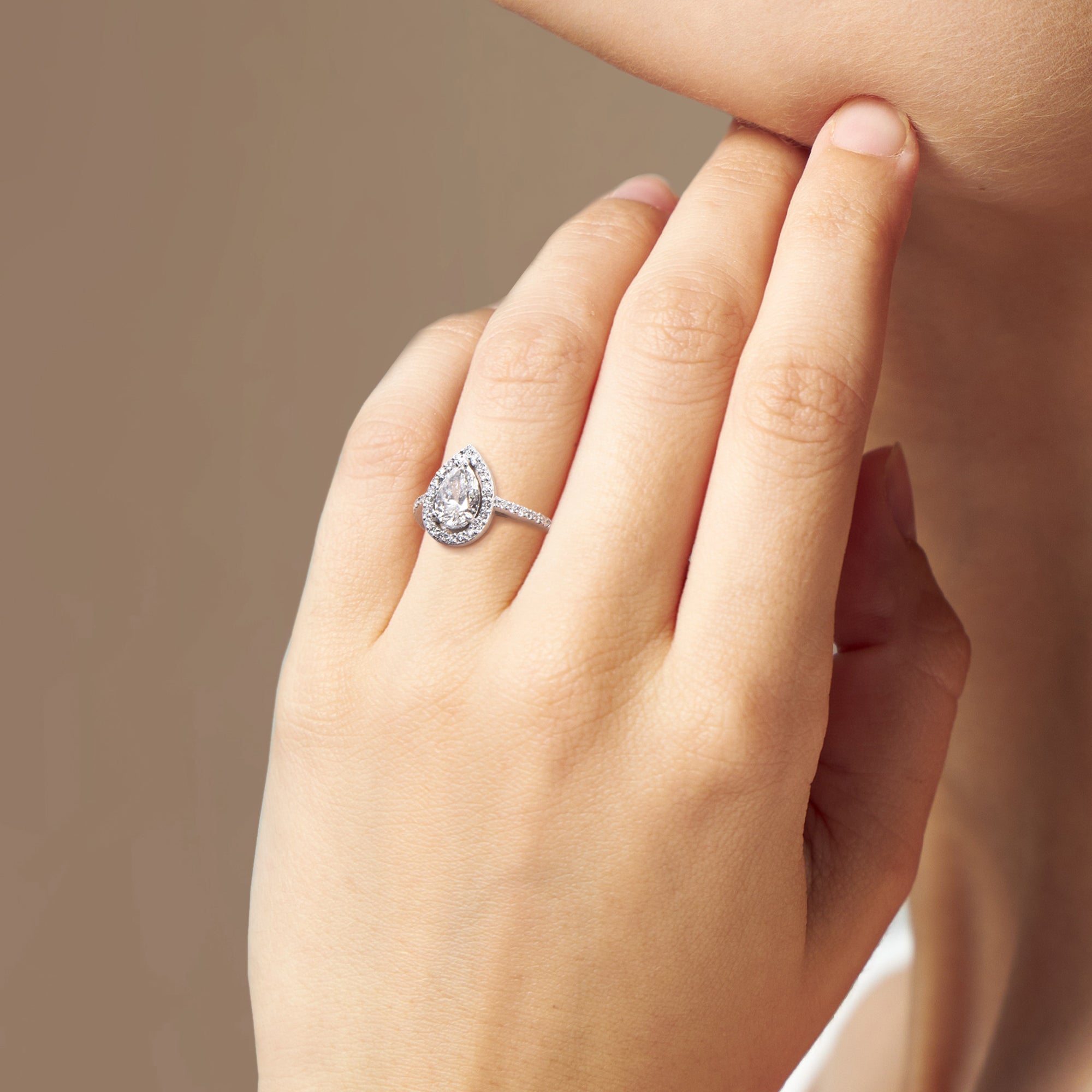Infinite Tear of Joy - 1.00 carat - platine 950 – Solitaire en or 18k – détail porté