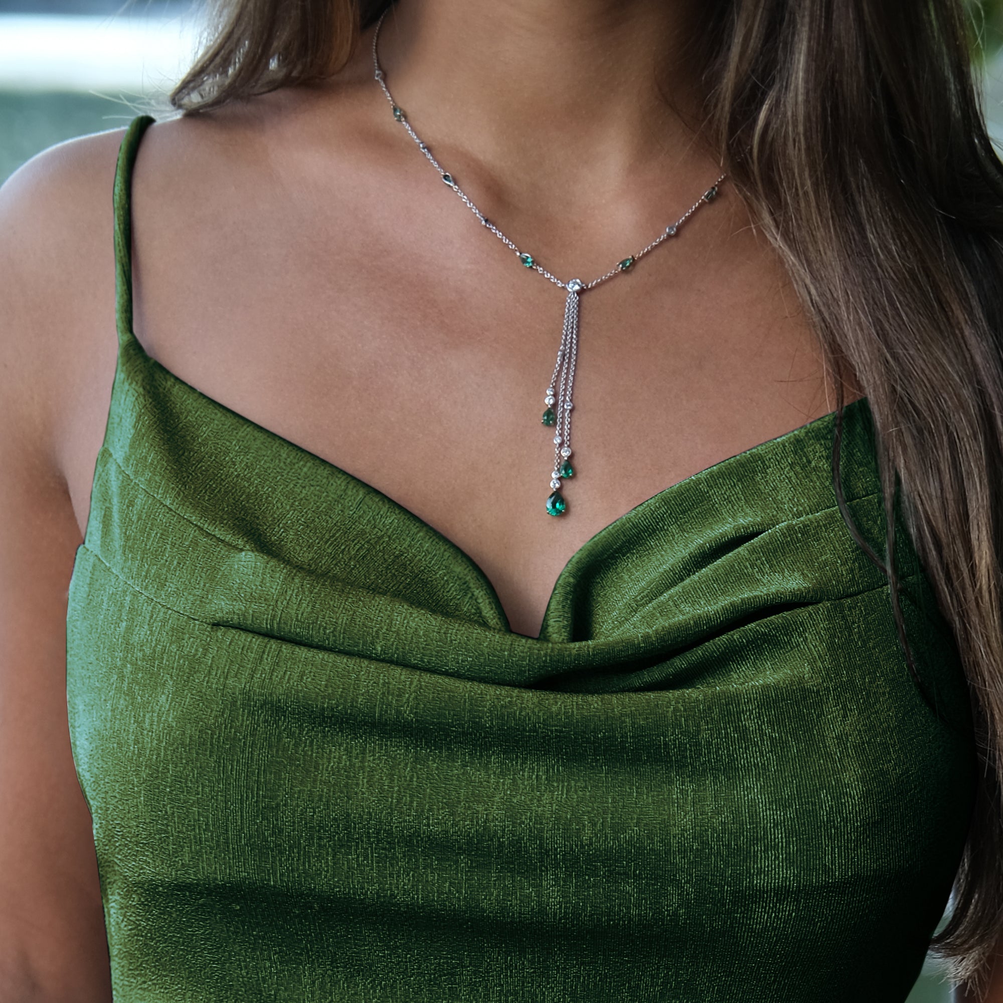Collier Wild Forest - or blanc 18k – Chaîne en or 18k – porté en situation