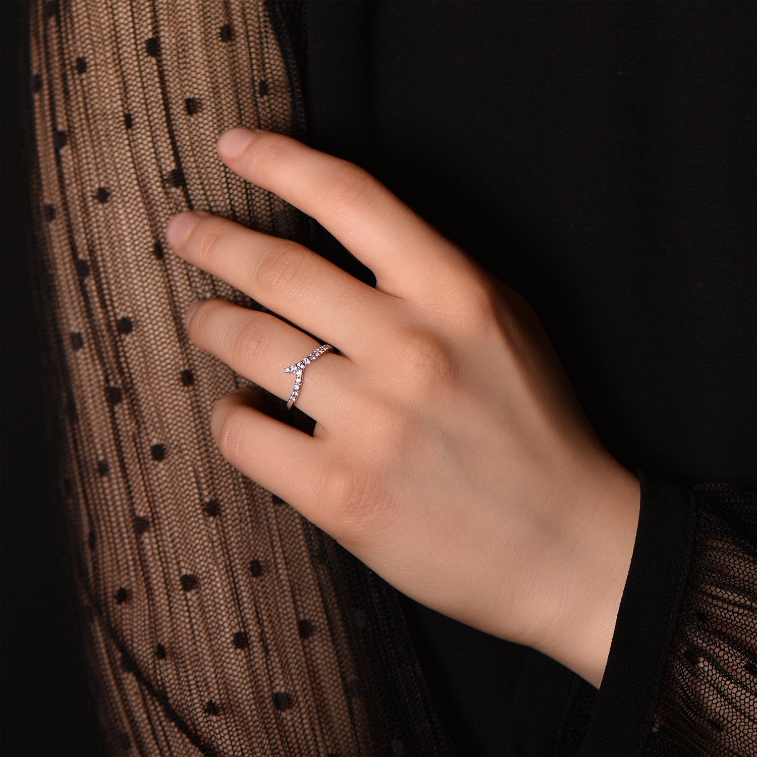 The Frozen Branch - platinum 950 – Wedding Band AGUAdeORO and ring gold 18k – détail porté
