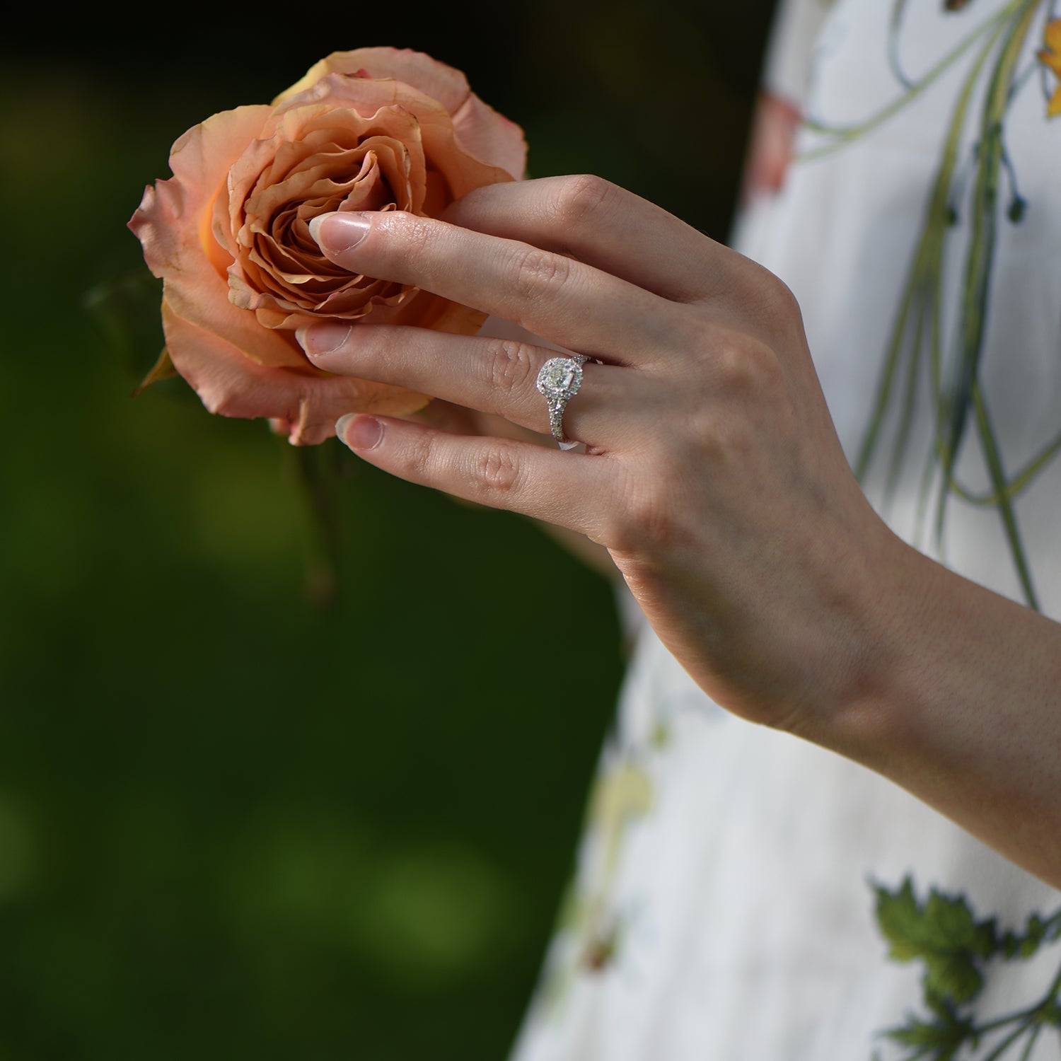 Miss Congeniality - 1.00 carat - or blanc 18k – Solitaire en or 18k – détail porté
