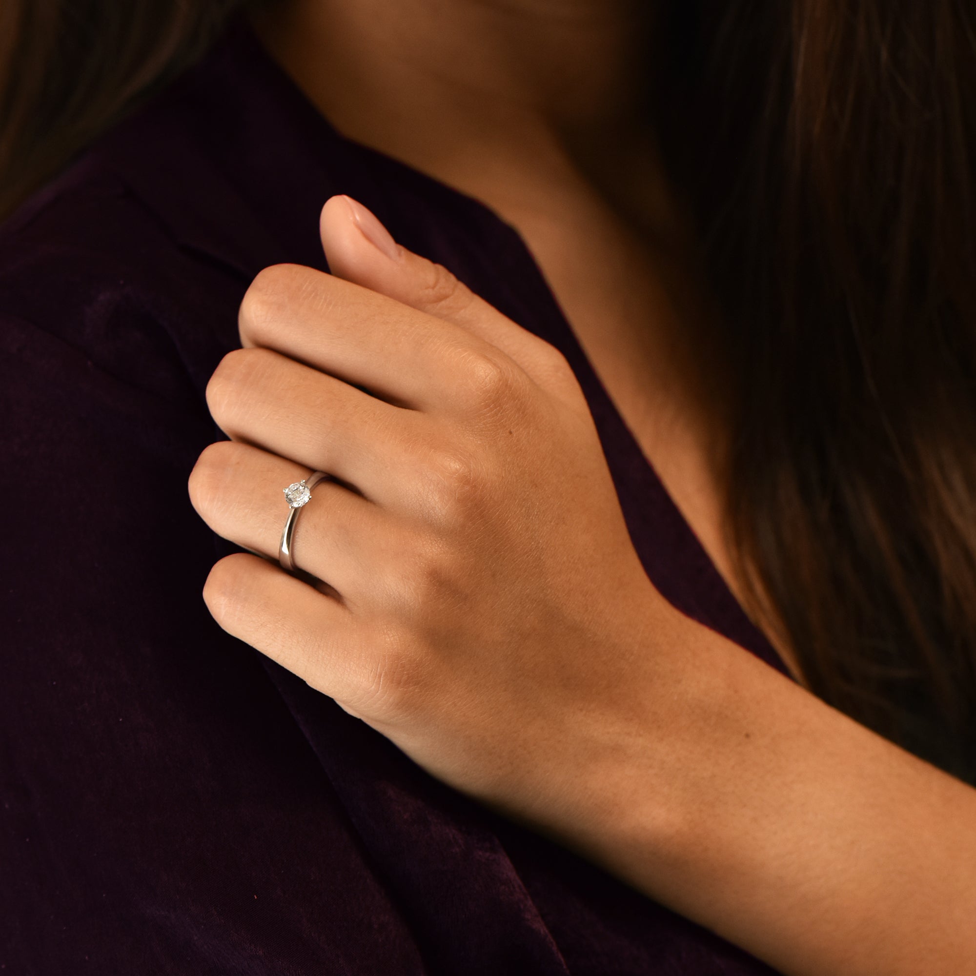 Miss Simplicité (L) - 0.50 carat - or blanc 18k – Solitaire en or 18k – porté de face