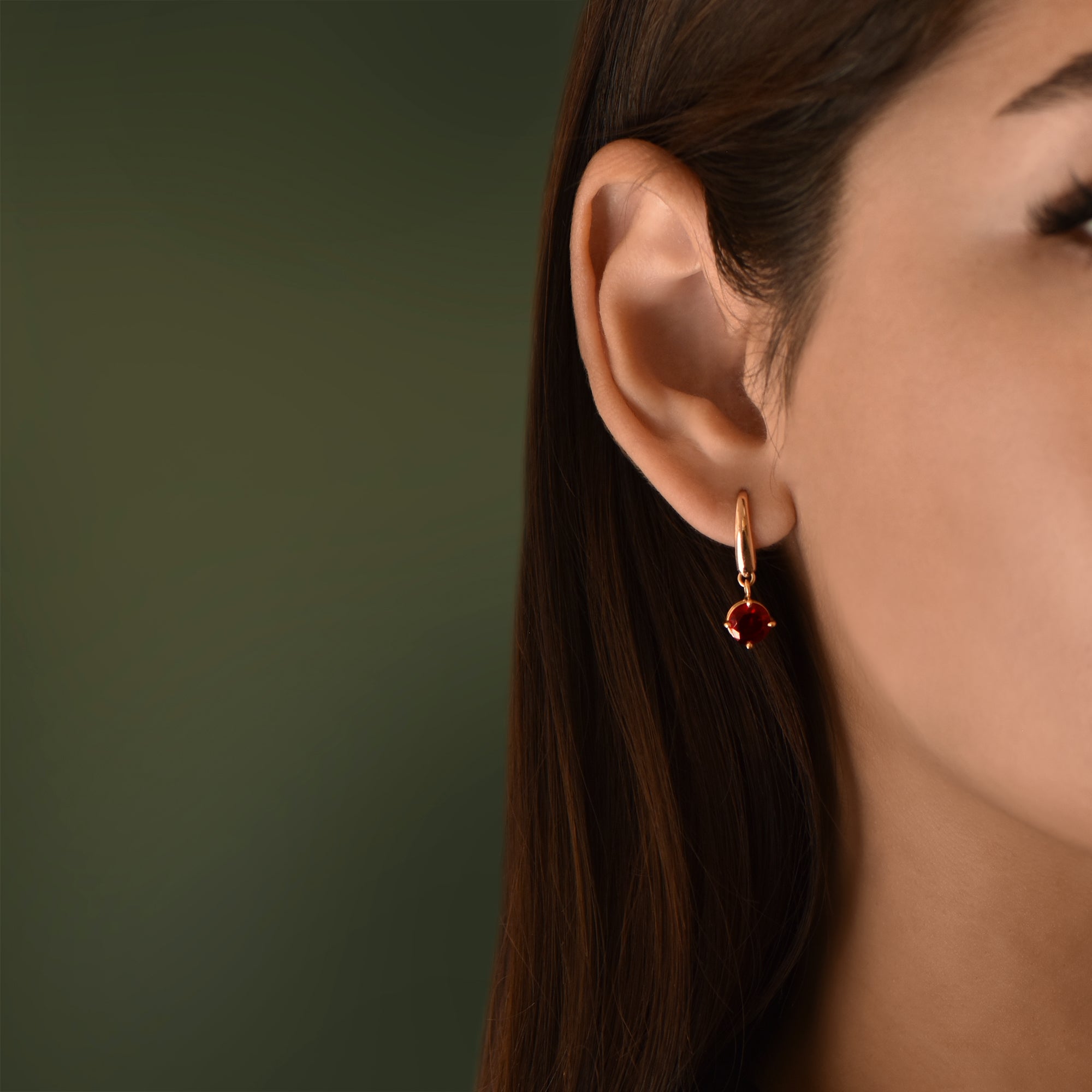 Boucles d'oreilles The Power of Love Ruby - or rouge 18k – Boucle d'oreilles en or 18k – porté de face
