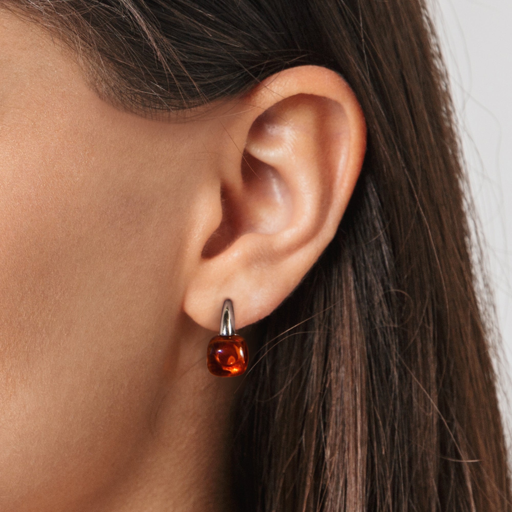 Boucles d'oreilles Ojos Asi Orange Sapphire - or blanc 18k – Boucle d'oreilles en or 18k – porté de face