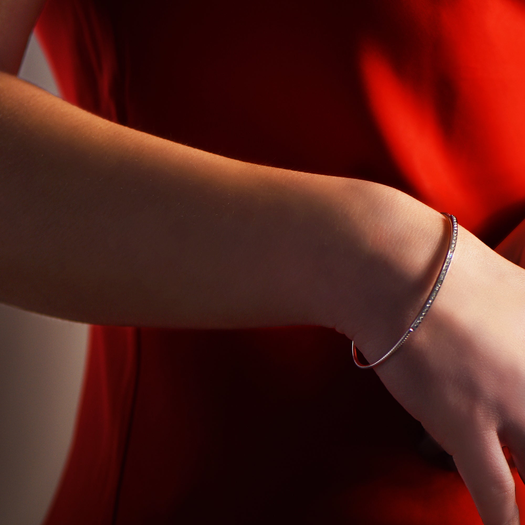 Bracelet The Diamond Row - or blanc 18k – Bracelets en or 18k – porté de face