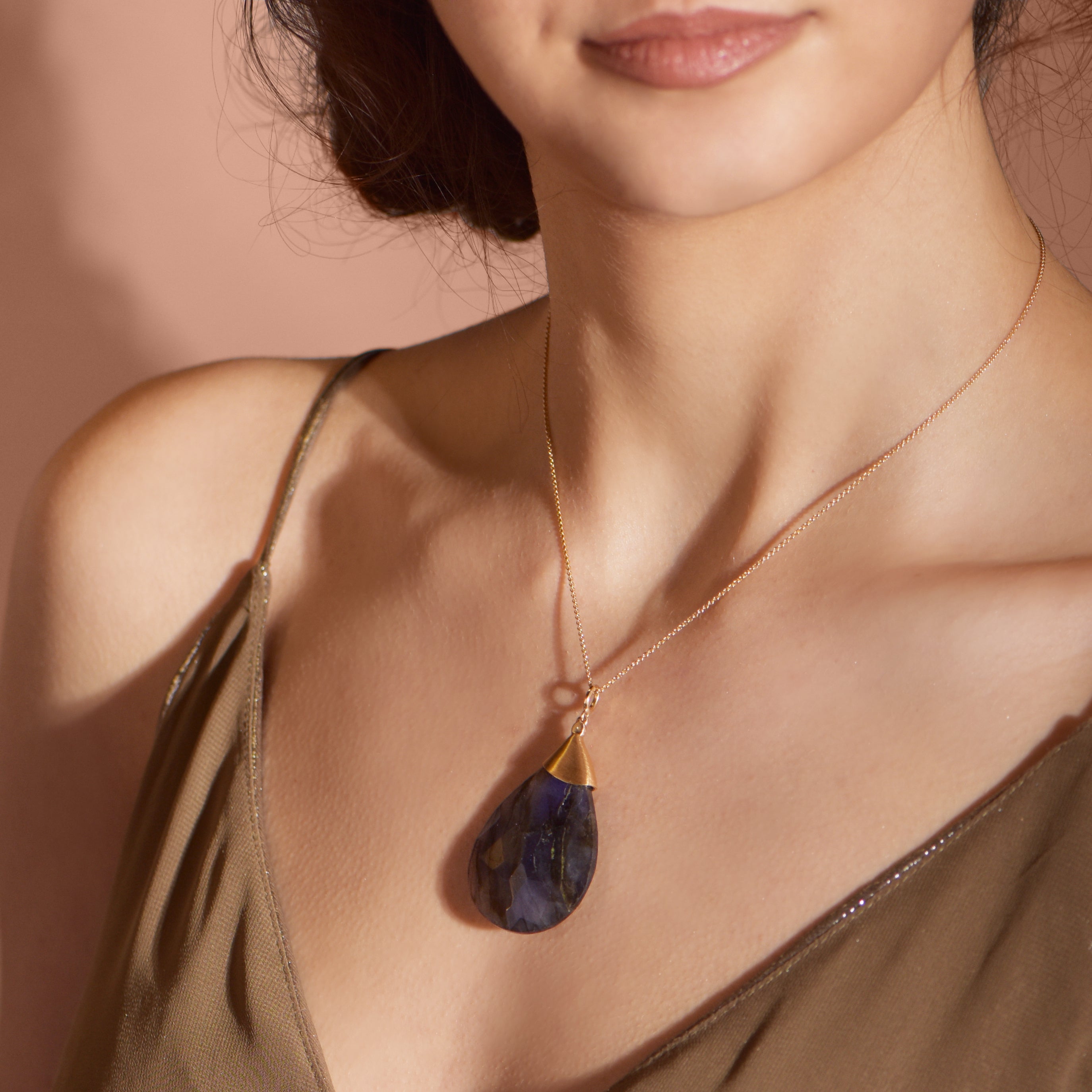 Collier Labradorite L - or jaune 18k – Chaîne en or 18k – porté de face