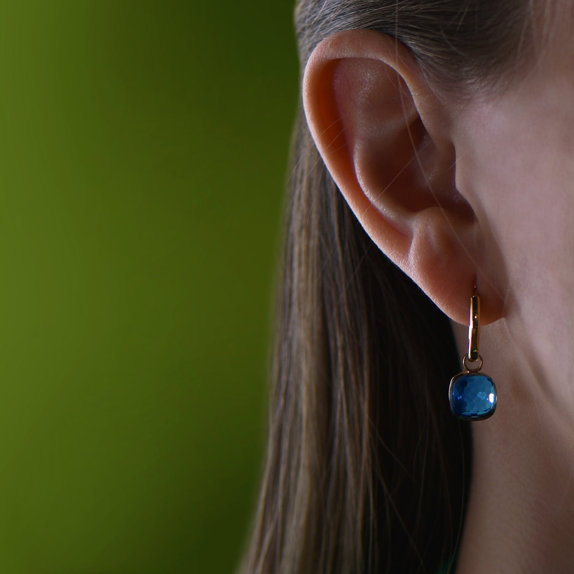 Boucles d'oreilles The Big Square Honeycomb Light Blue Tourmaline - or jaune 18k – Boucle d'oreilles en or 18k – porté de face