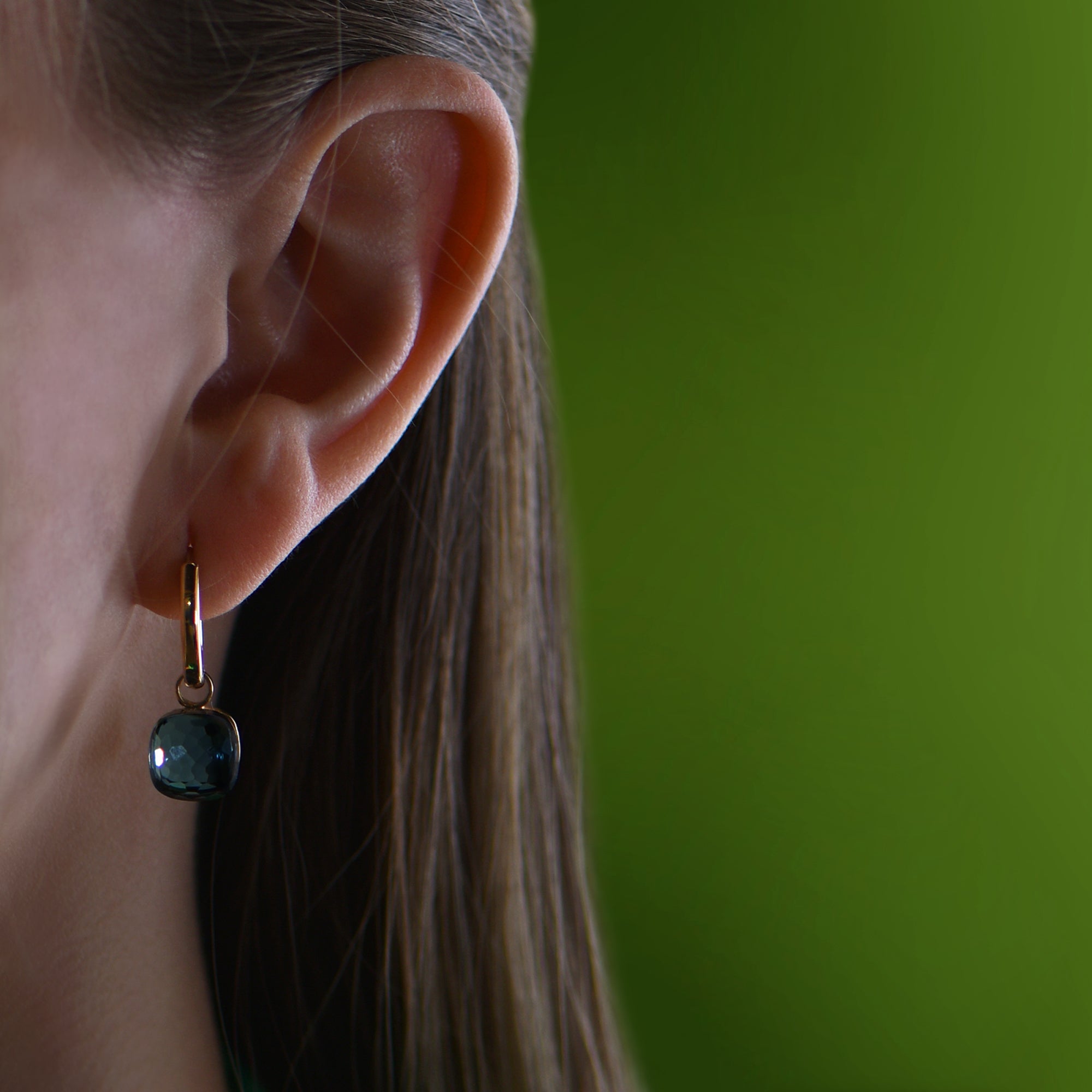 The Honeycomb: Blue-green -or jaune 18k – Boucle d'oreilles en or 18k – porté de face