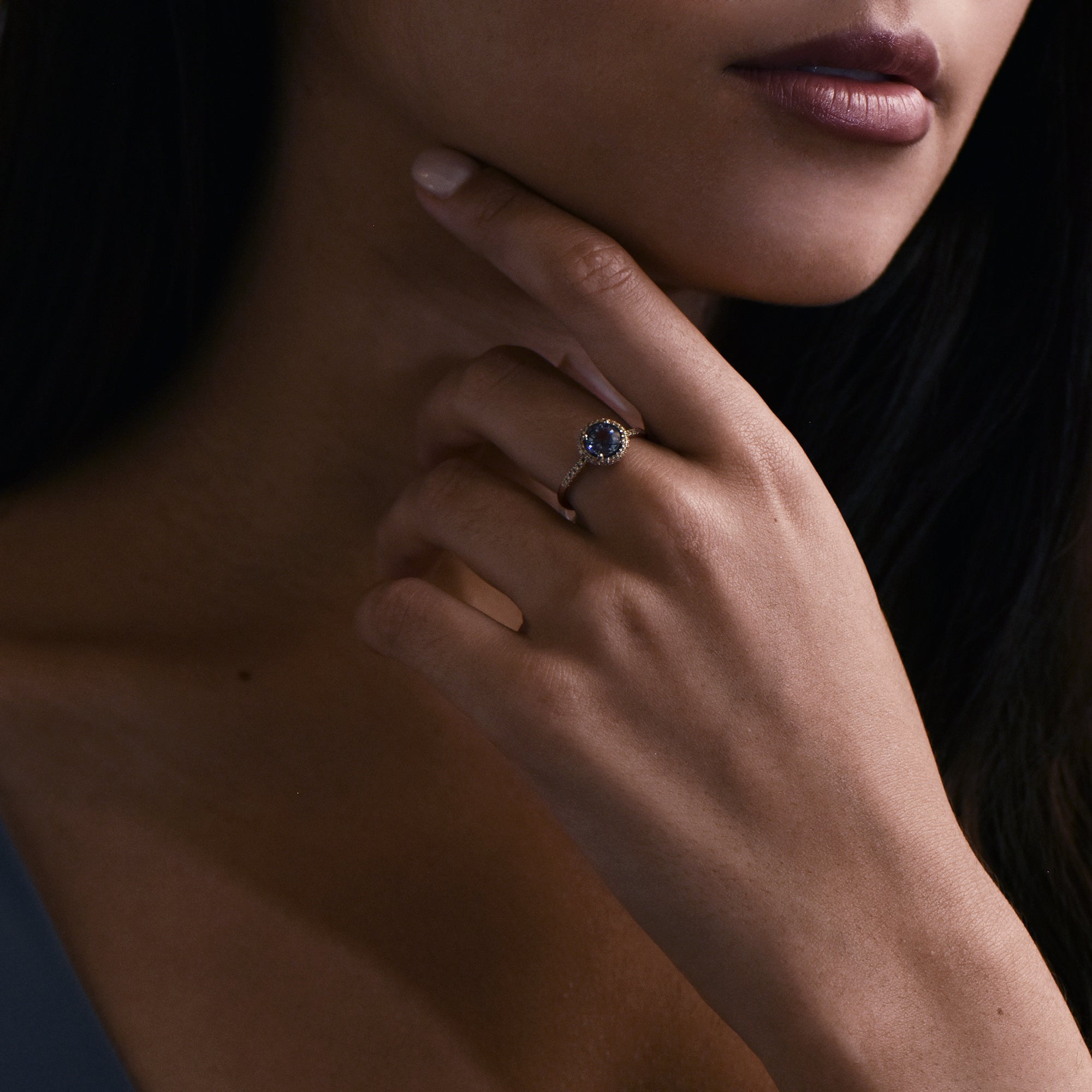 Pretty Blue Eyes - 0.80 carat - platine 950 – Solitaire en or 18k – porté de face
