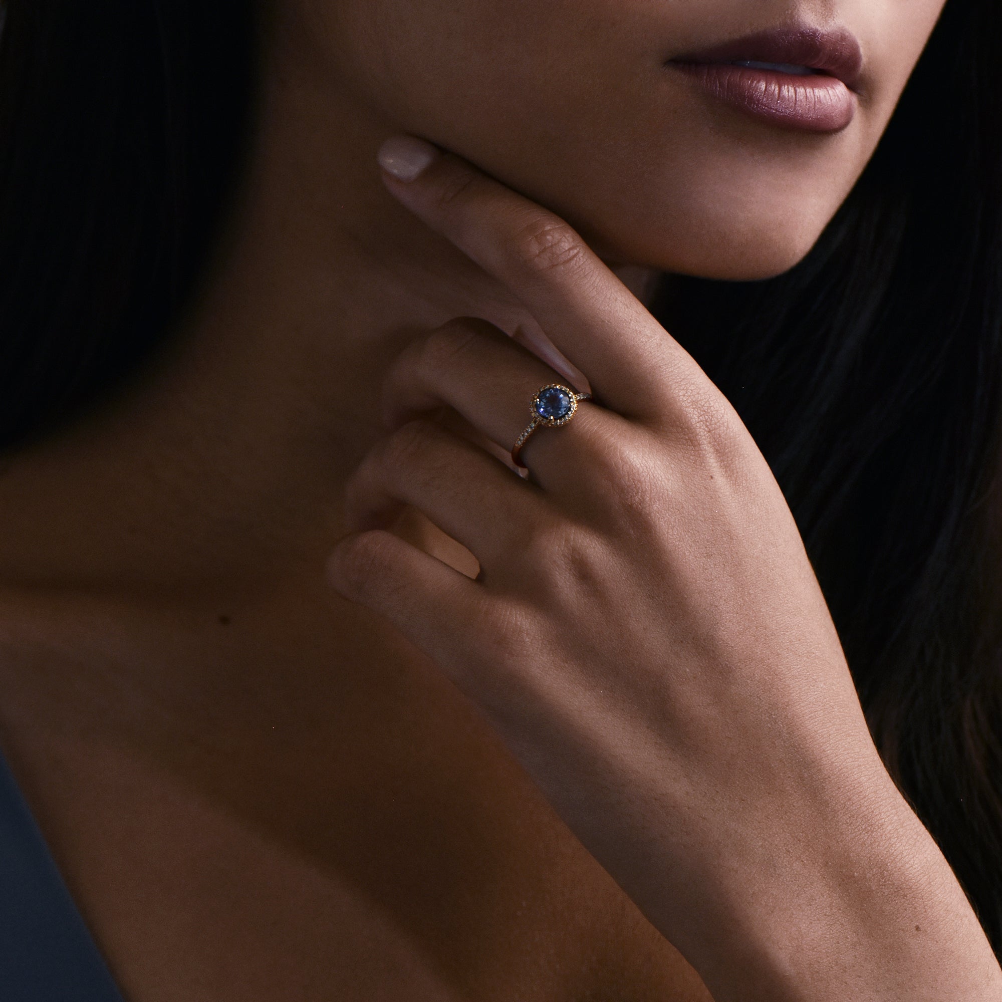 Pretty Blue Eyes - 0.80 carat - or jaune 18k – Solitaire en or 18k – porté de face