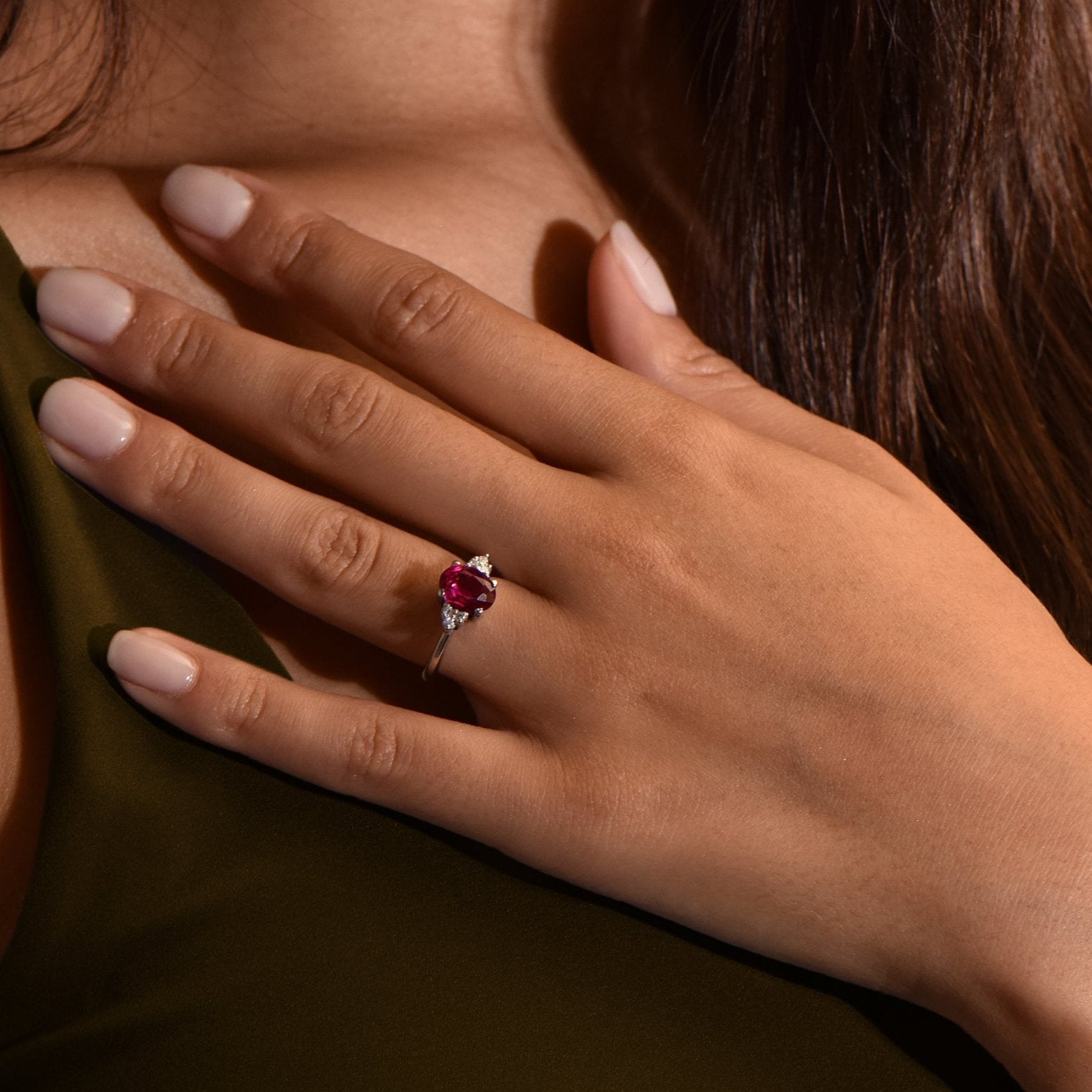Rouge Baiser - 2.00 carat - platine 950 – Solitaire en or 18k – porté de face