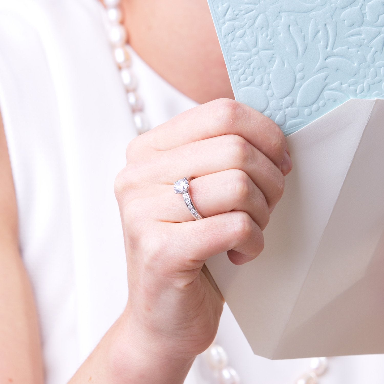 The Graceful One 1.25 carats - platine 950 – Solitaire en or 18k – détail porté