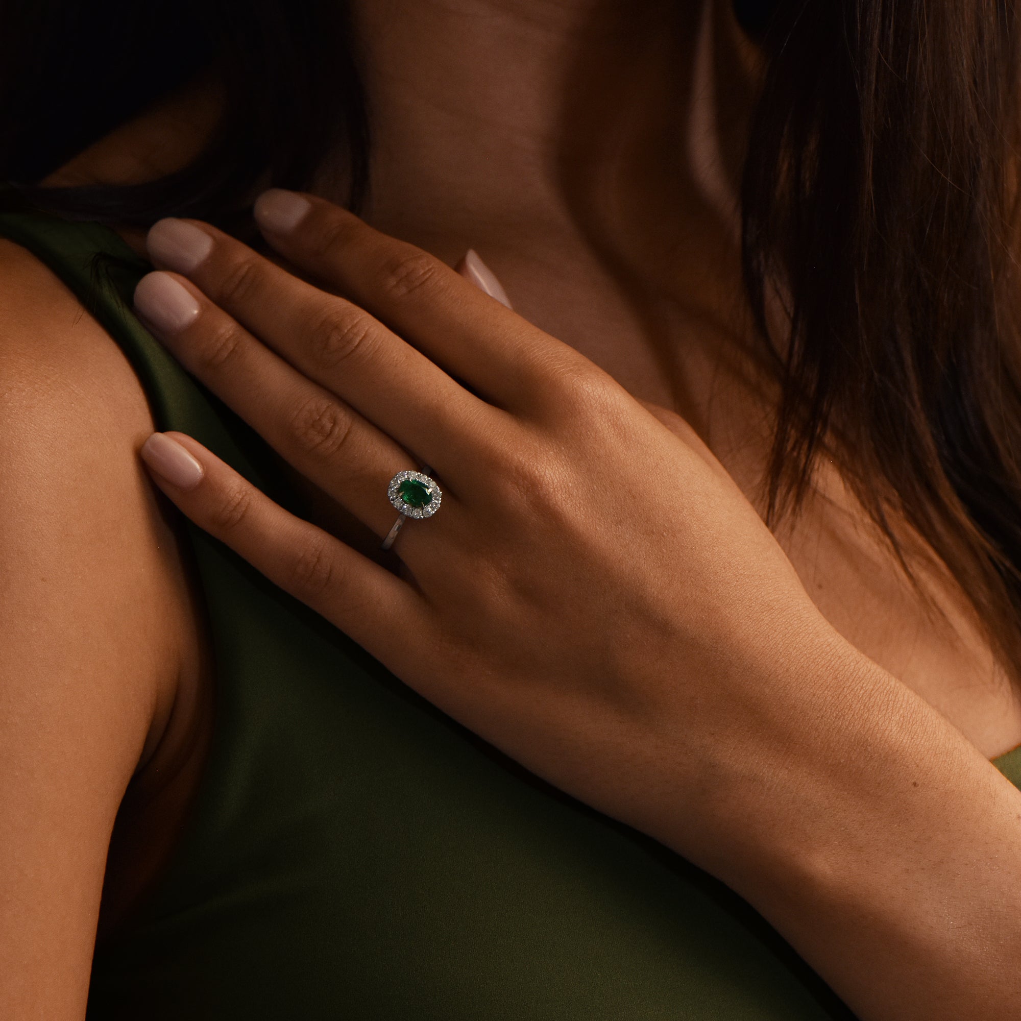 The Unique Green Leaf 0.75 carats - or blanc 18k – Solitaire en or 18k – porté de face