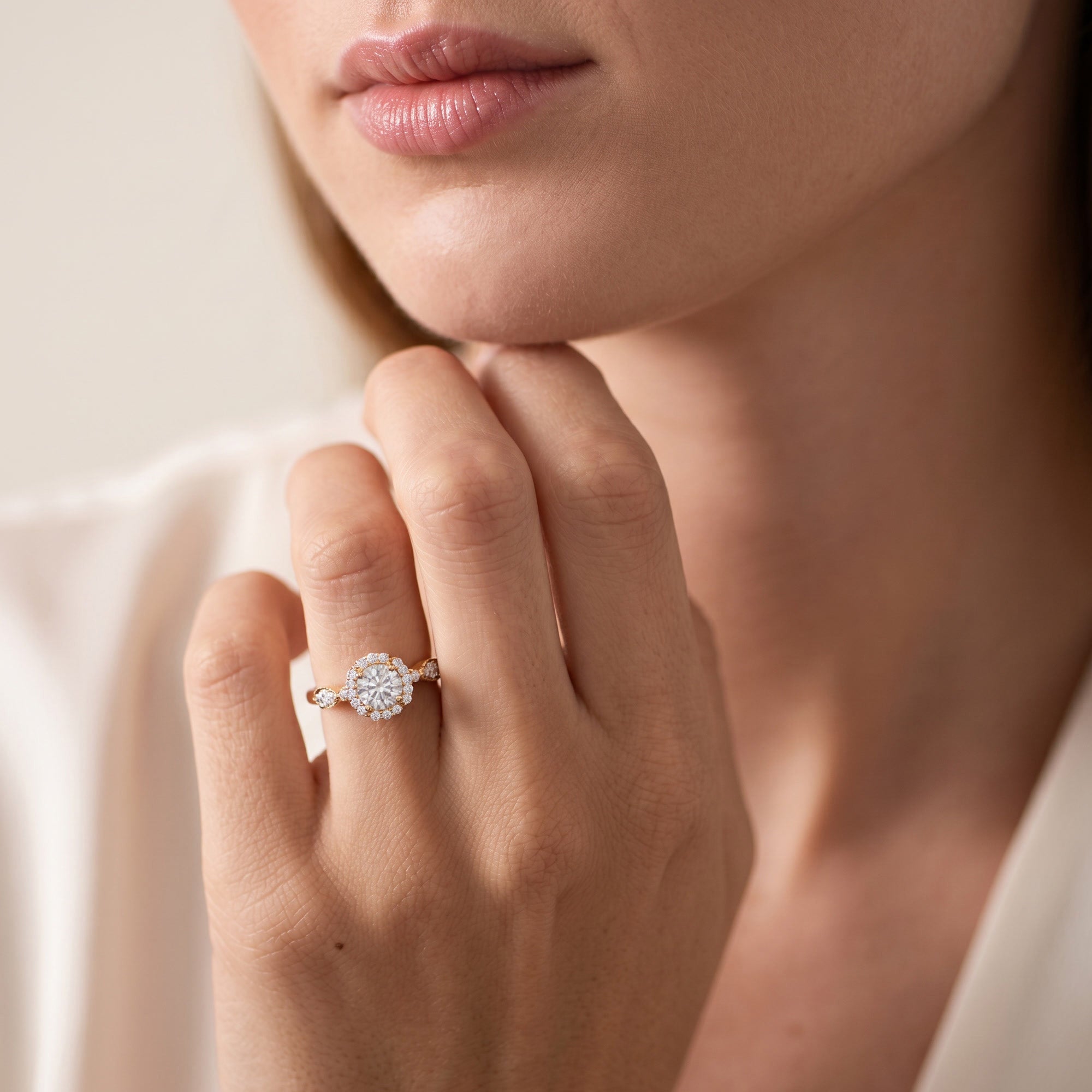 The Fancy Funkee Flying Girl 0.75 carat - or jaune 18k