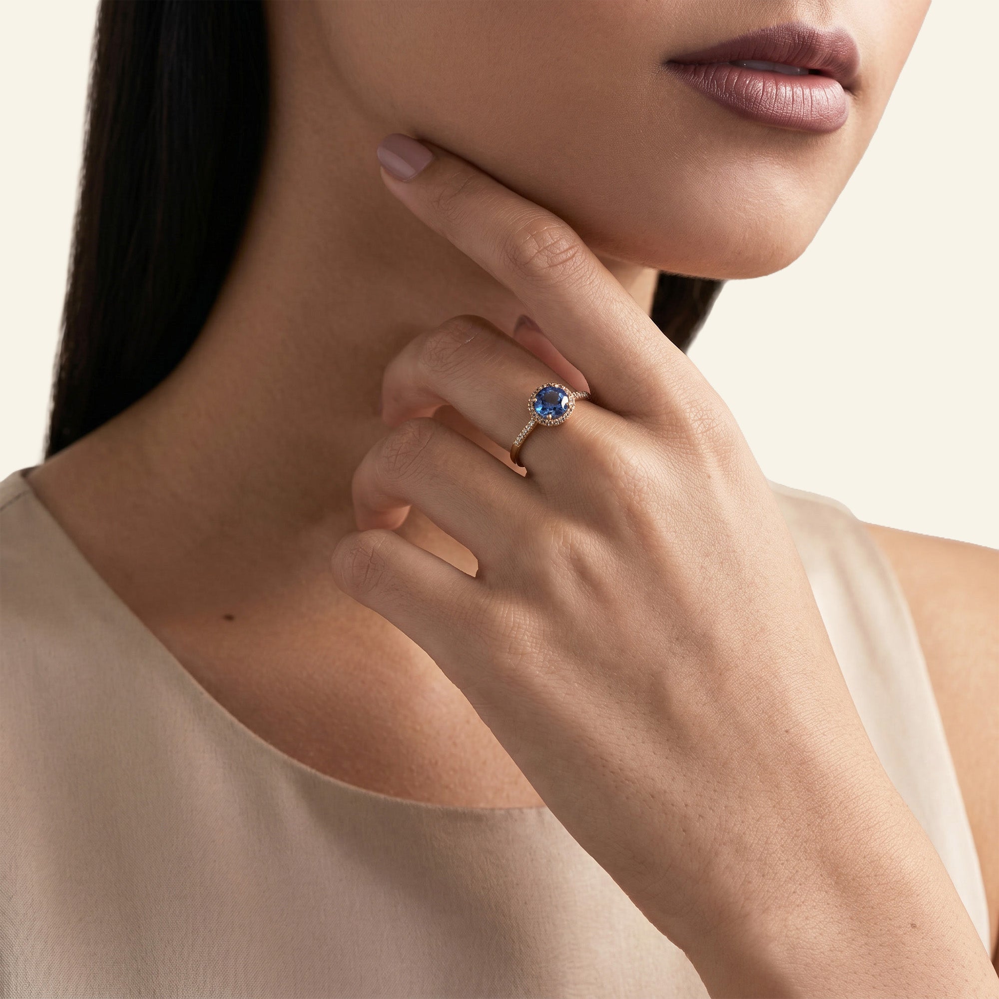 Pretty Blue Eyes - 0.80 carat - Yellow Gold 18k
