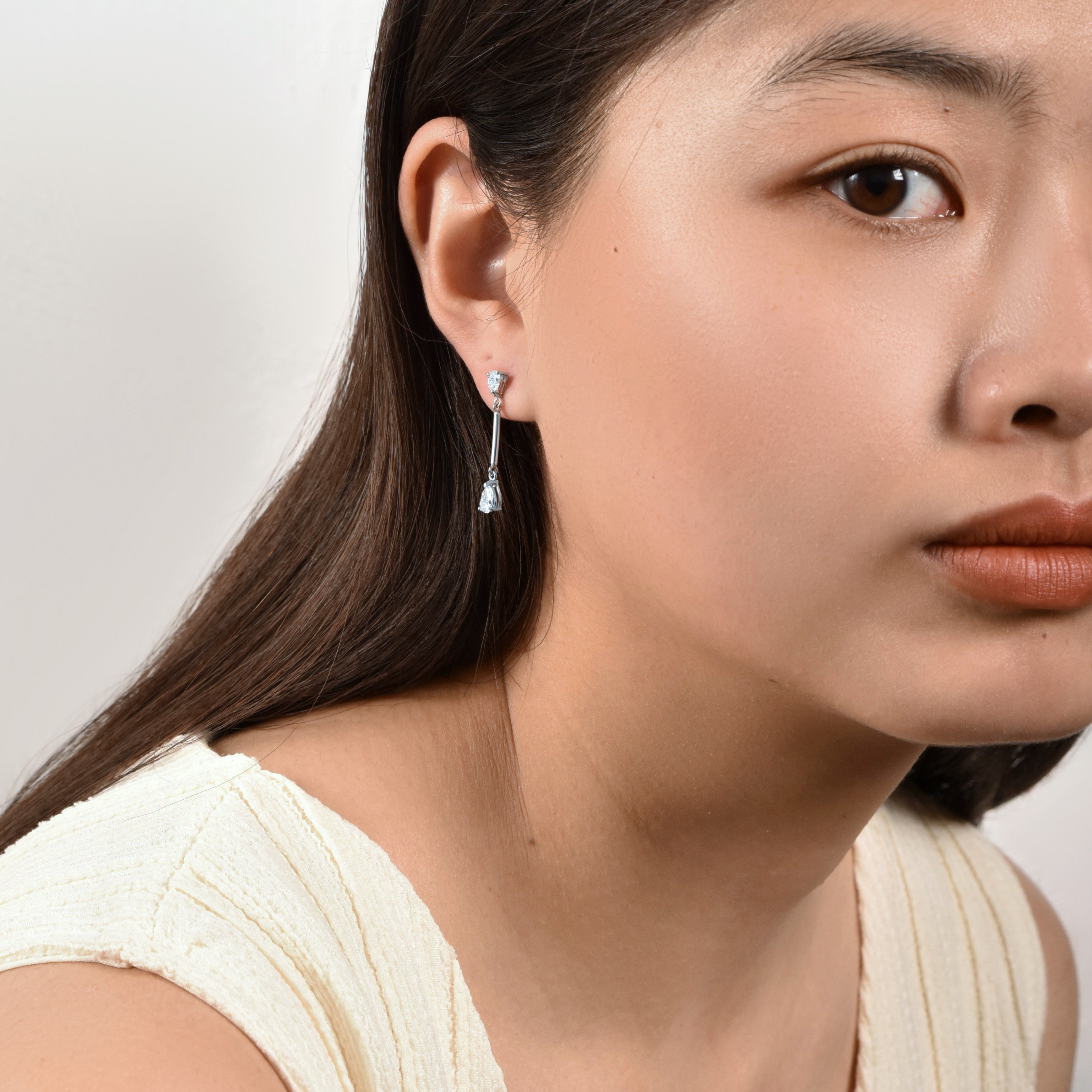 Earrings with pear shape diamonds