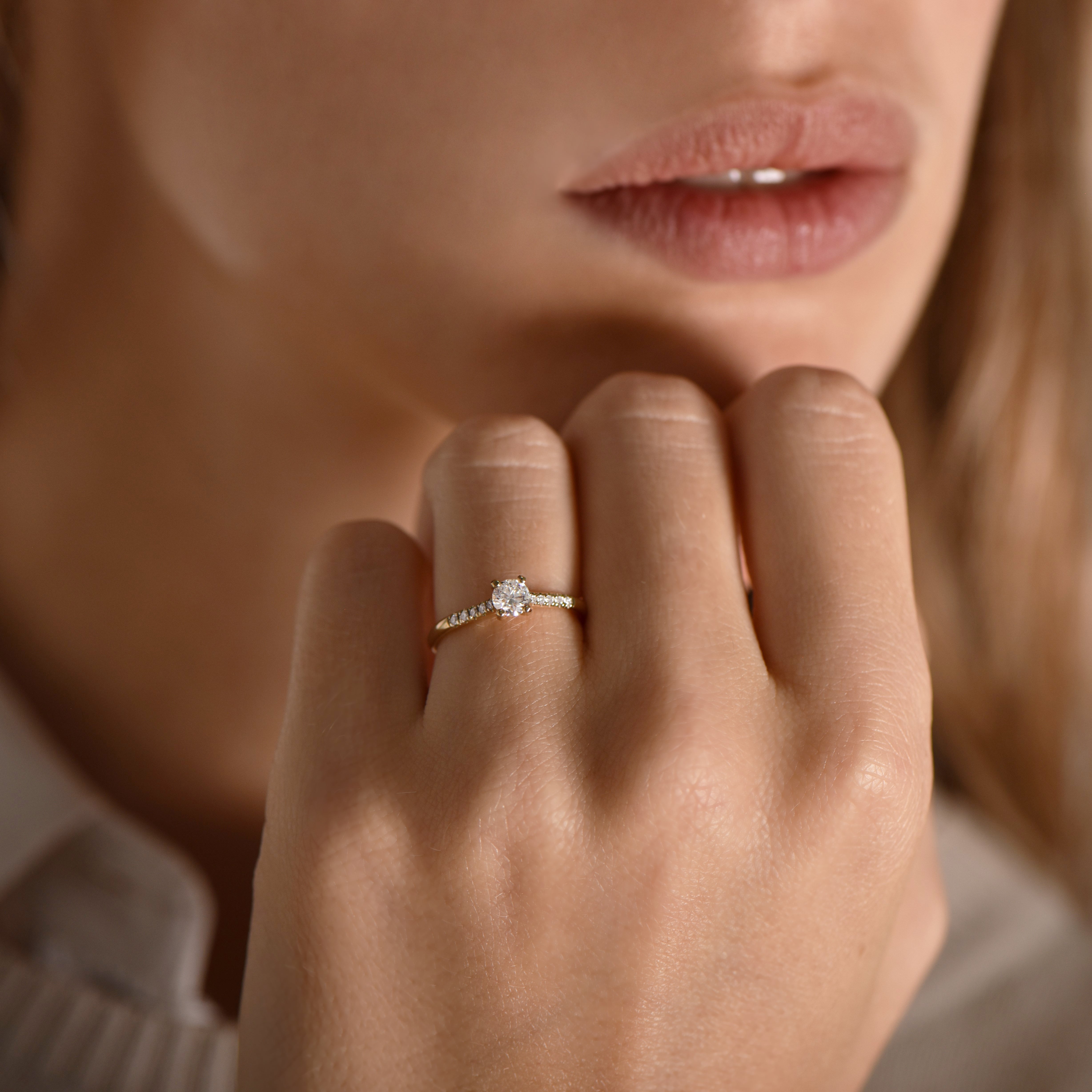 The Fancy V-shape M 0.30 carats - or jaune 18k - AGUADEORO