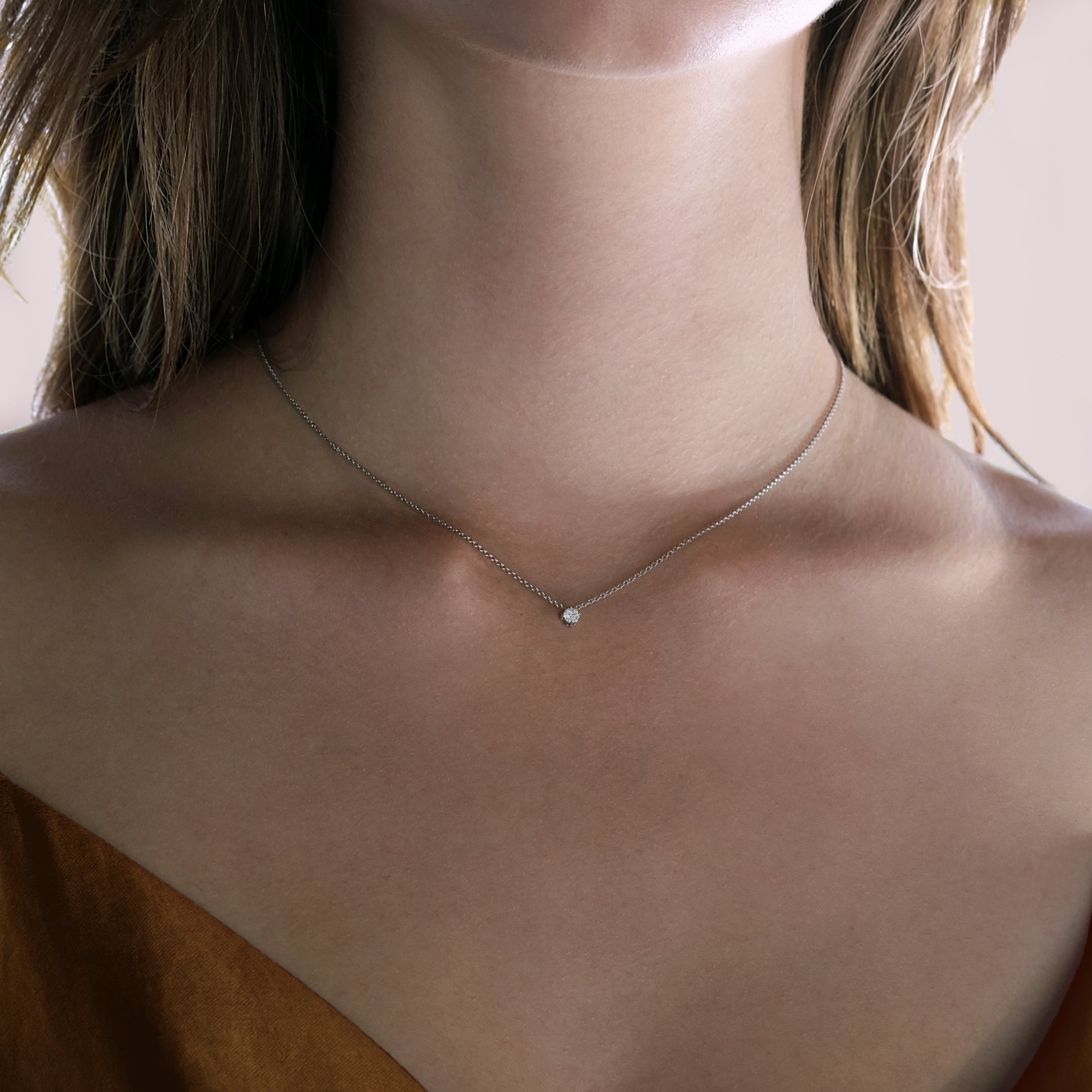 Collier Solitaire 0.15-0.90 carats - or blanc 18k – Chaîne en or 18k – porté de face