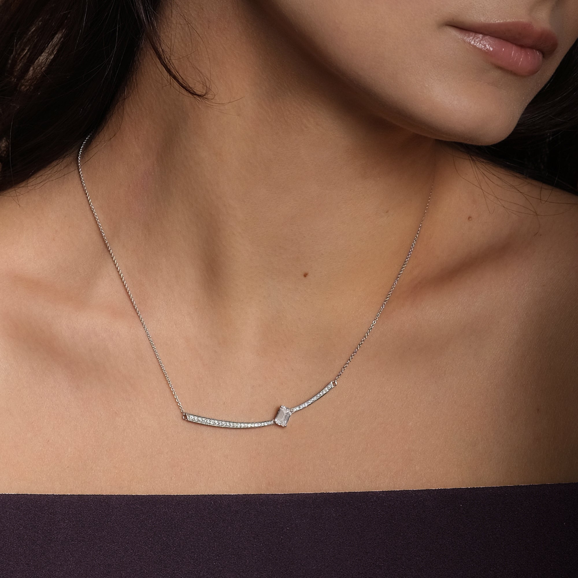 Collier The Fancy Ice Skating Girl 1.00 carats - or blanc 18k – Chaîne en or 18k – porté de face