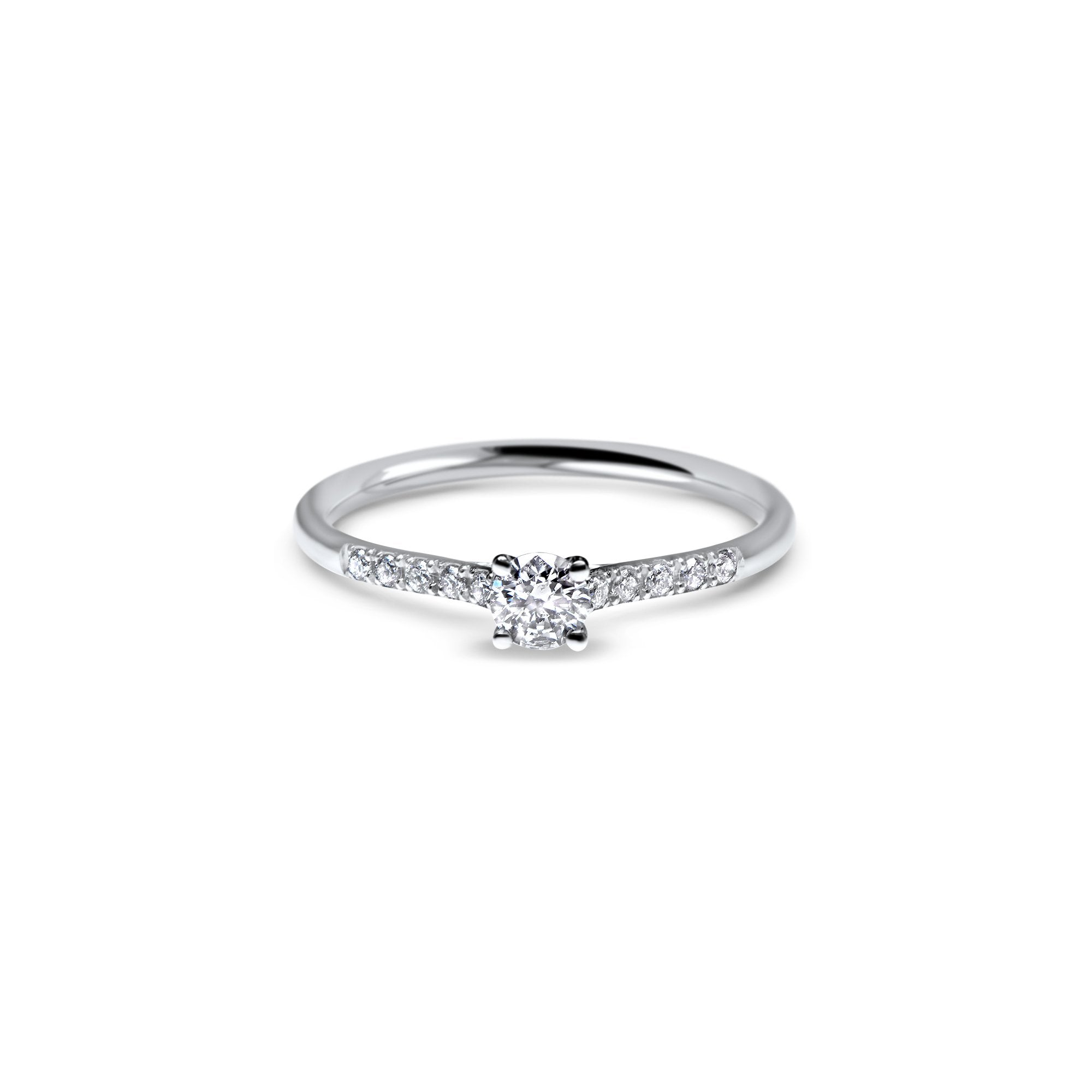 Bague de fiançailles fine sertie d'un diamant de culture de 0.15ct. Le diamant est soutenu par quatre griffes et mis en valeur par un sertissage délicat sur le partout de la bague.