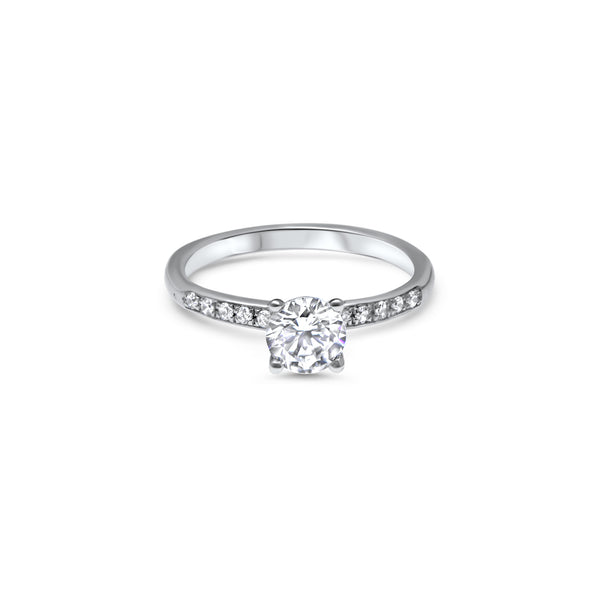 Solitaire classique serti d'un diamant de culture en taille brillant de 0.75ct. qui trône tenu par quatre griffes. Son éclat est magnifié par une fine rangée de diamants sur le pourtour de l'anneau.