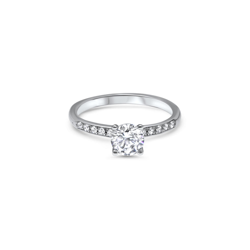 Solitaire classique serti d'un diamant de culture en taille brillant de 0.75ct. qui trône tenu par quatre griffes. Son éclat est magnifié par une fine rangée de diamants sur le pourtour de l'anneau.