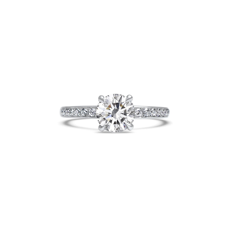 The fancy Little Dove Solitaire classique serti d'un diamant de culture en taille brillant de 1.00ct. qui trône tenu par quatre griffes. Son éclat est magnifié par une fine rangée de diamants autour de toute la bague.